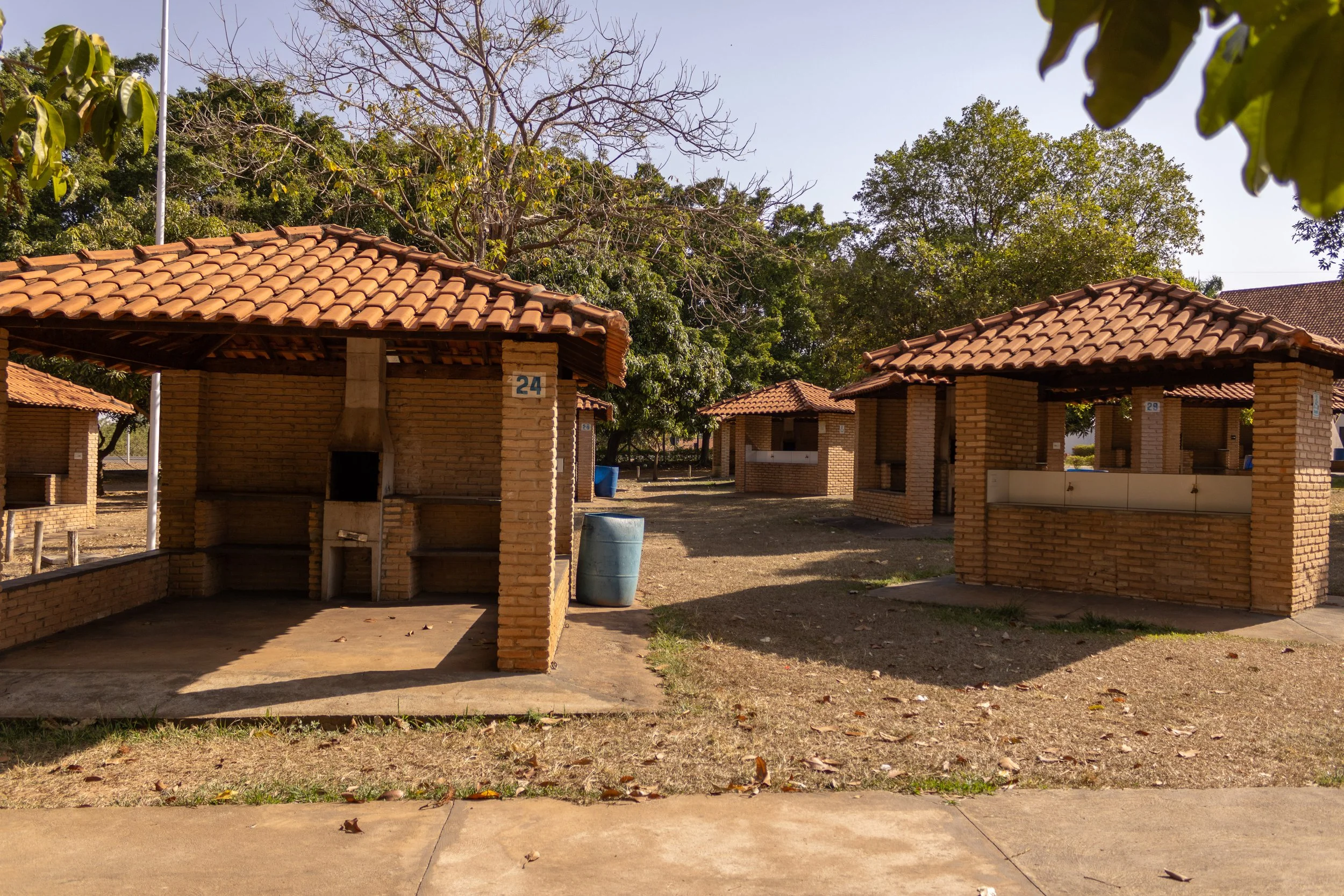Quiosques com churrasqueira na Prainha Barra Mansa, em Mendonça (SP)