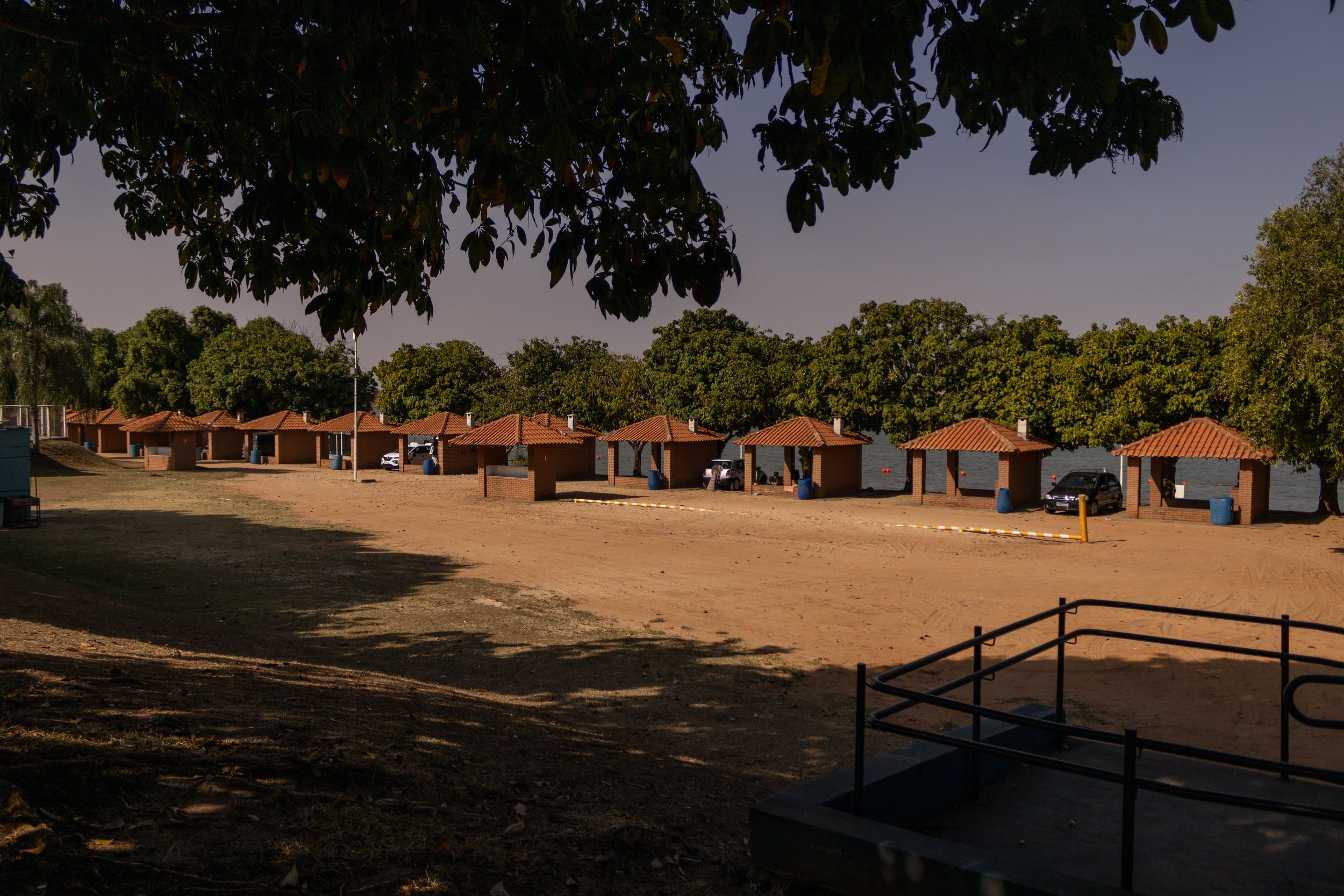  Área de quiosques da Prainha Barra Mansa em Mendonça, às margens do rio   