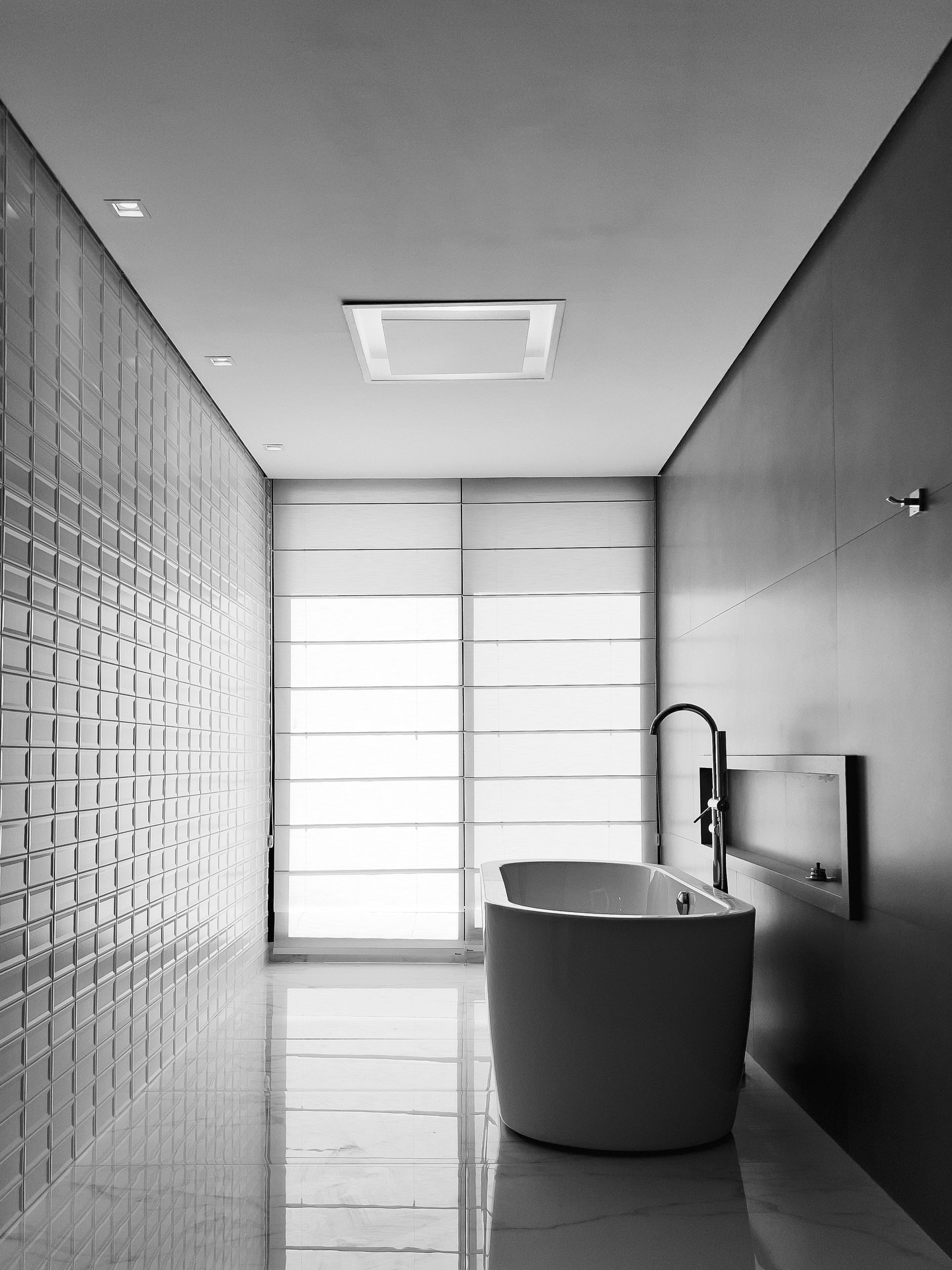 Banheiro de uma mans&atilde;o de 4.2 Milh&otilde;es (pelo menos uma parte dele rs)

#realstate #fotografiadeinteriores #banheira #banheirodeluxo #blackandwhite 

05/100