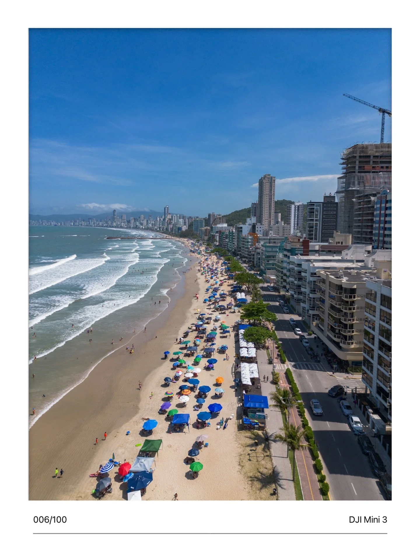 Dia ensolarado na praia de itapema, mostrando sua extens&atilde;o de areia e o aumento de novos empreendimentos, que refletem na super demanda e valoriza&ccedil;&atilde;o, sendo hoje, umas das regi&otilde;es mais valorizadas do Brasil.

06/100

#dron