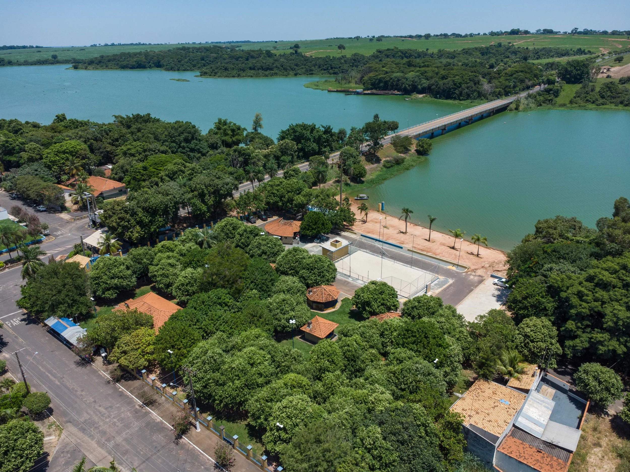 Vista aérea da Praia do Cervinho em Sales (SP) com vista para o Rio, quadra e quiosques