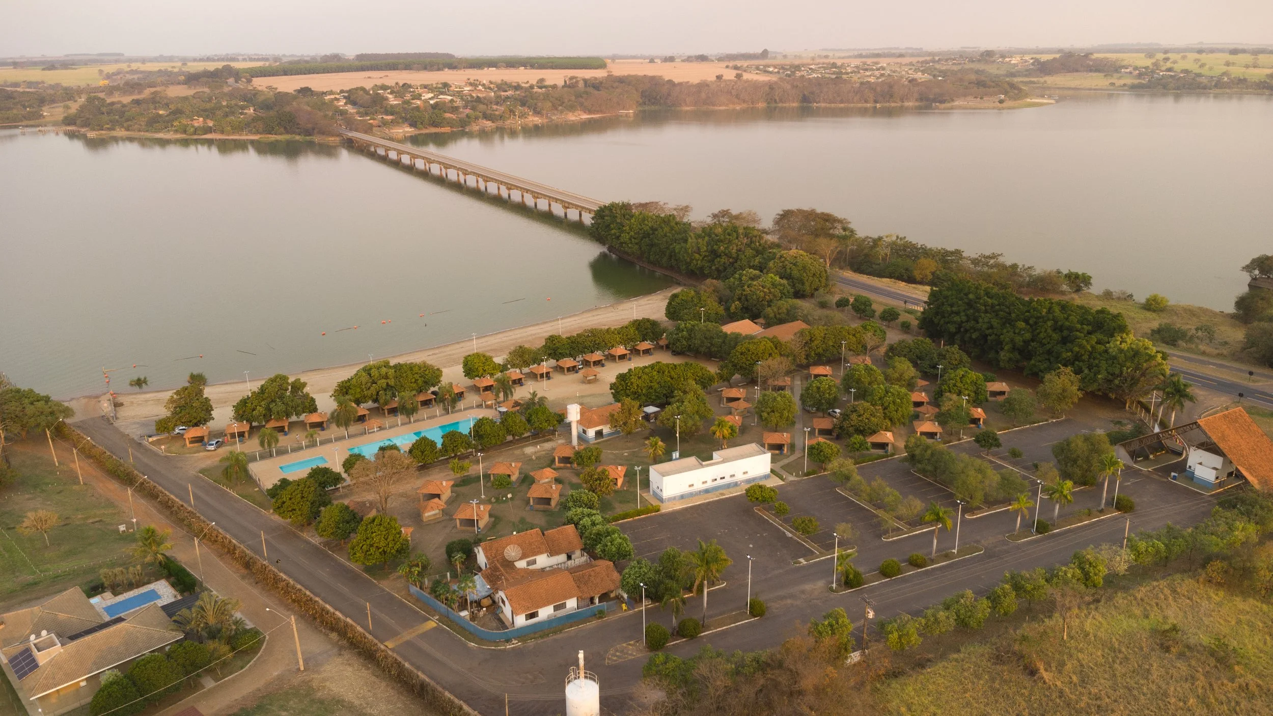 Visão aérea contra o entardecer sobre a prainha Barra Mansa em Mendonça, SP