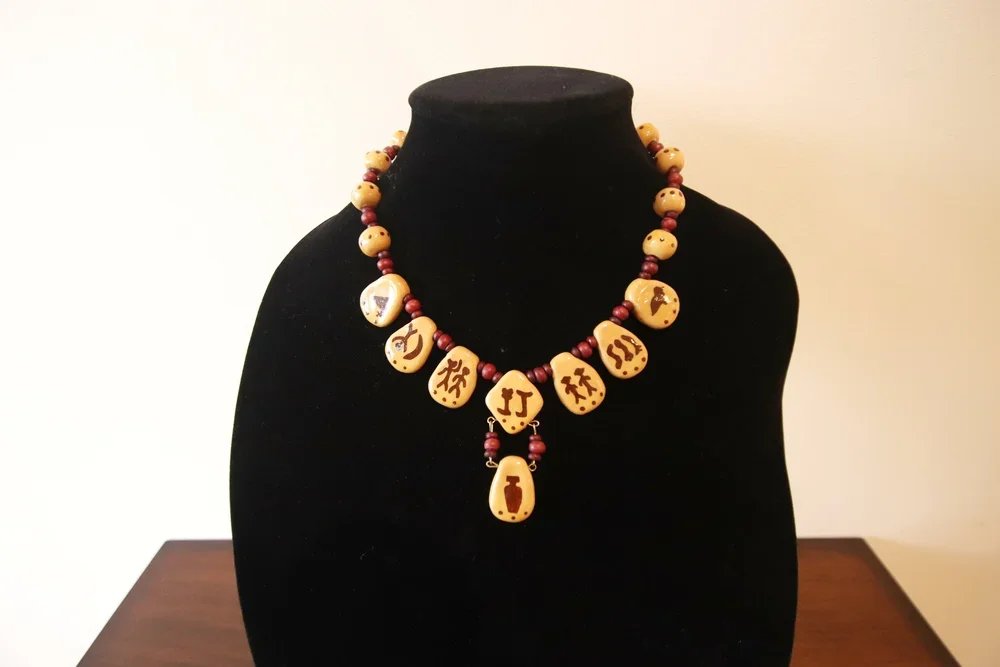 Sharon Bush, Easter Island (Rapa Nui) (1988), Hand crafted painted porcelain necklace, 22 x 15 cm