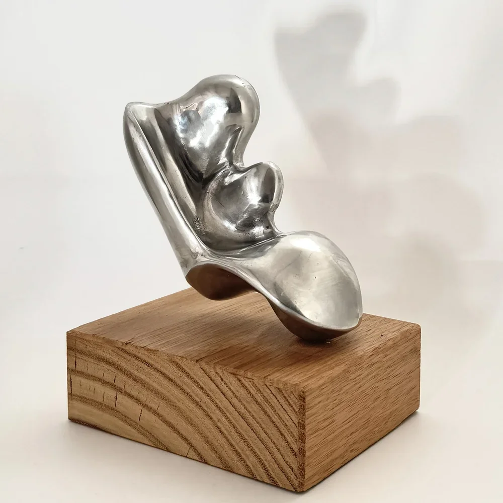 Tracey Lamb, la chaise de la dame (2017), Aluminium and timber, 14 x 11 x 16.5 cm