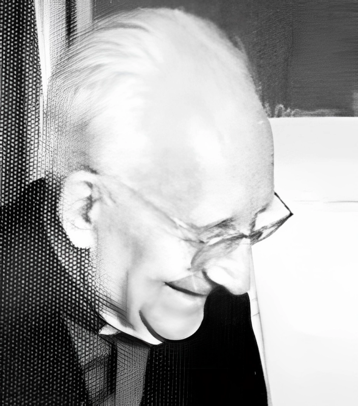 Hombre con gafas sonriendo, vista en perfil, en blanco y negro.