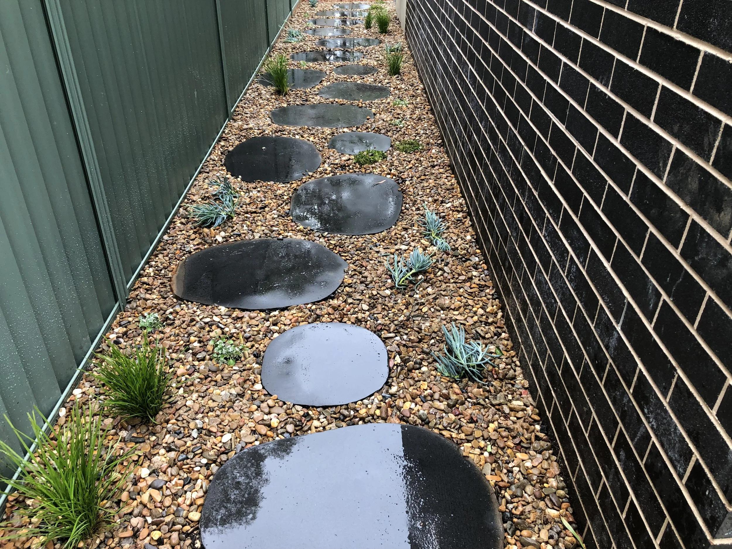 Stepping Stones for Gardens: Natural Stone vs Concrete – What’s Best for Your Landscape?