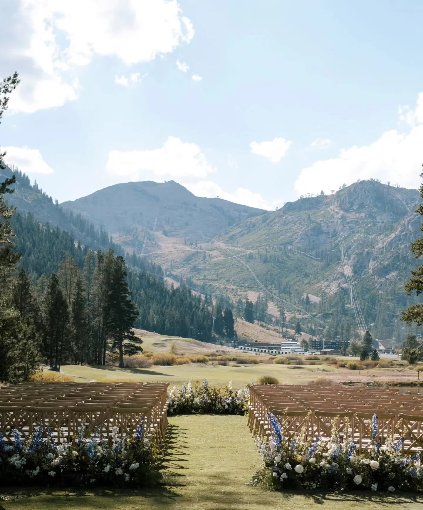 There&rsquo;s something about a Lake Tahoe ceremony that feels almost surreal.
Towering pines, endless mountain views, and an aisle lined with wild blooms leading to one unforgettable moment.
A place where the air feels a little quieter, the vows fee