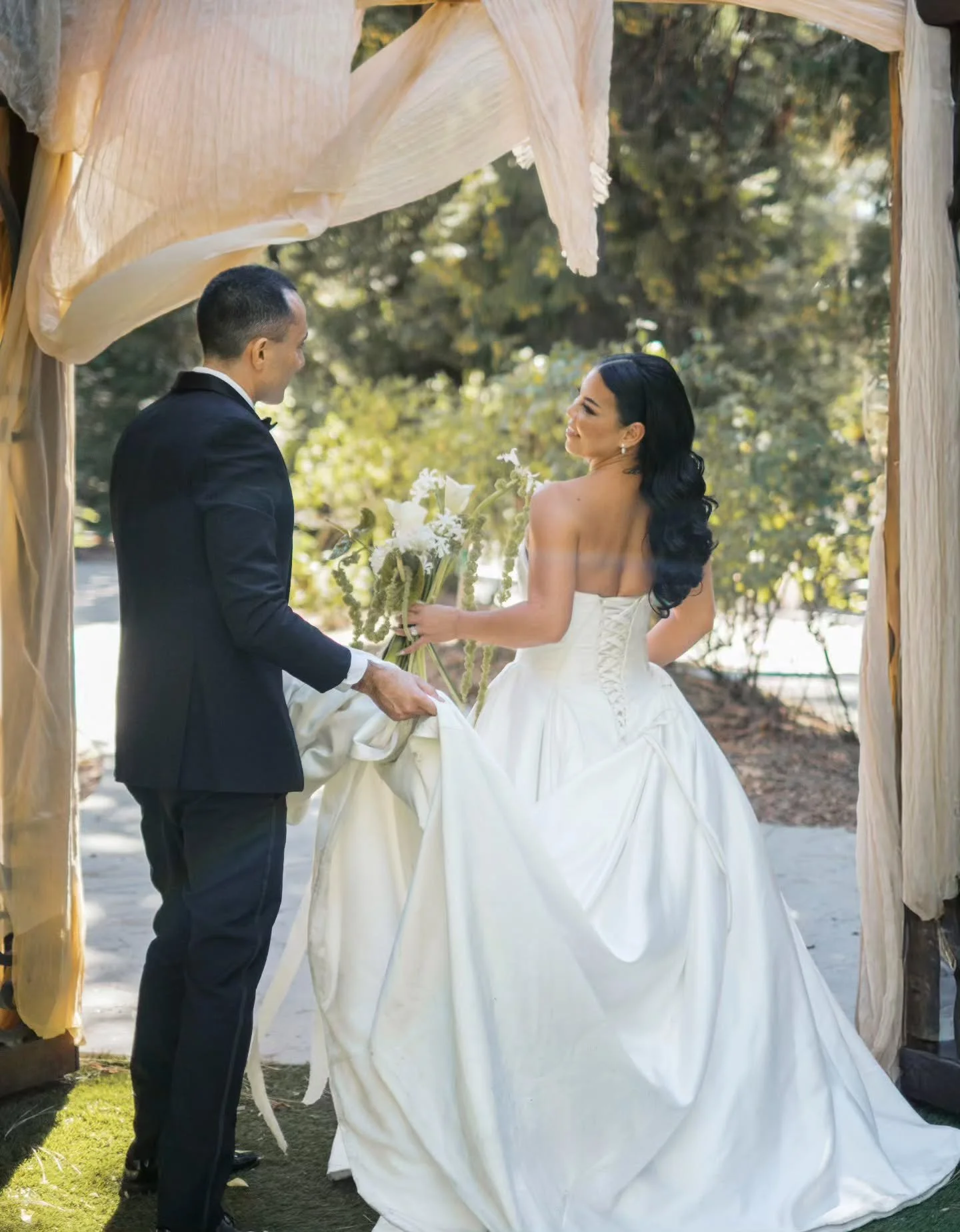 Some weddings feel less like an event and more like a world built just for two people. Hidden in the mountains of Lake Arrowhead, surrounded by towering trees and soft light, every part of this day felt quiet, romantic, and deeply personal. 🤍
Crysta