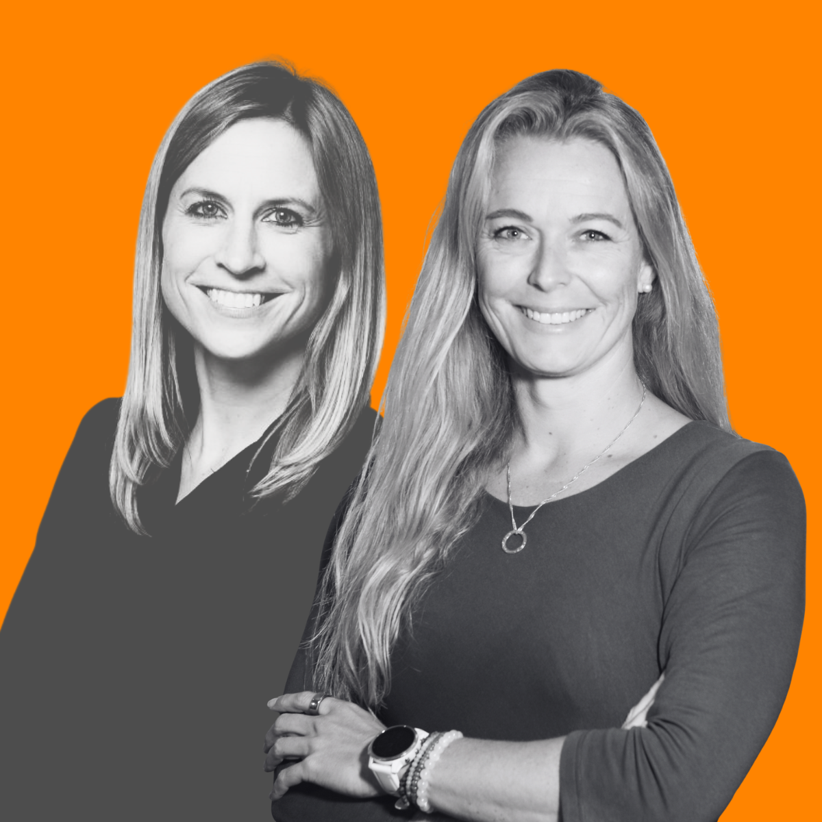 Zwei lachende Frauen vor orangefarbenem Hintergrund, schwarz-weiße Fotografie, eine trägt dunkles Top mit Halskette, die andere dunkelblaues Oberteil, tragen Armbänder und eine Smartwatch.