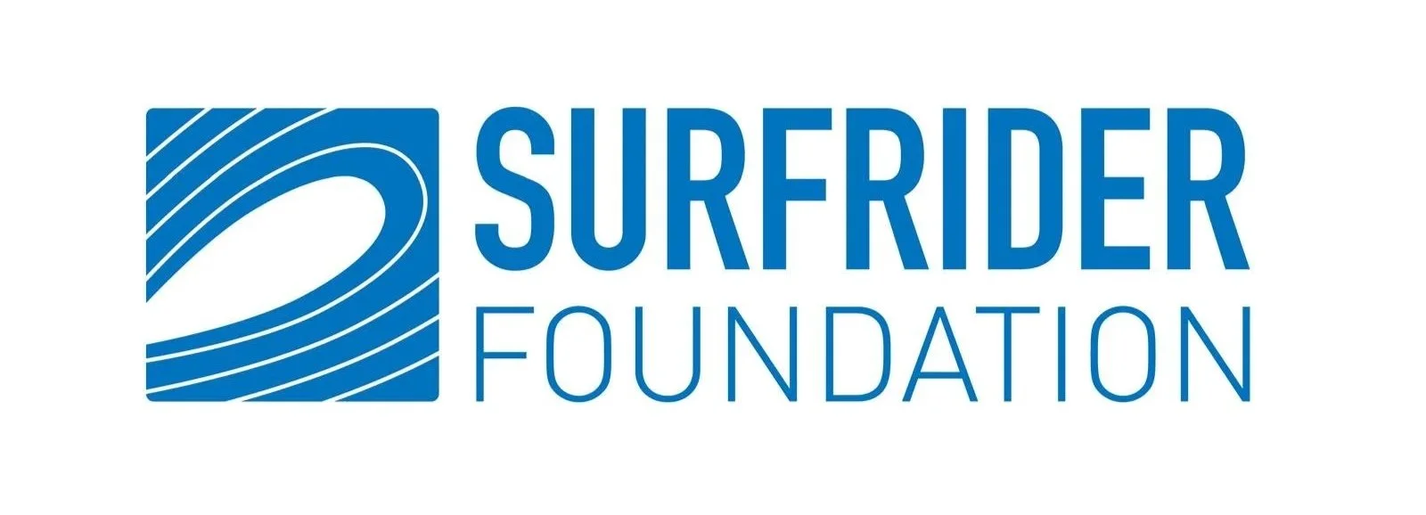 Das Logo der Surfrider Foundation, bestehend aus einer blauen Ikone mit einer Wellenform und dem Schriftzug »SURFRIDER FOUNDATION« in blauer Schrift.