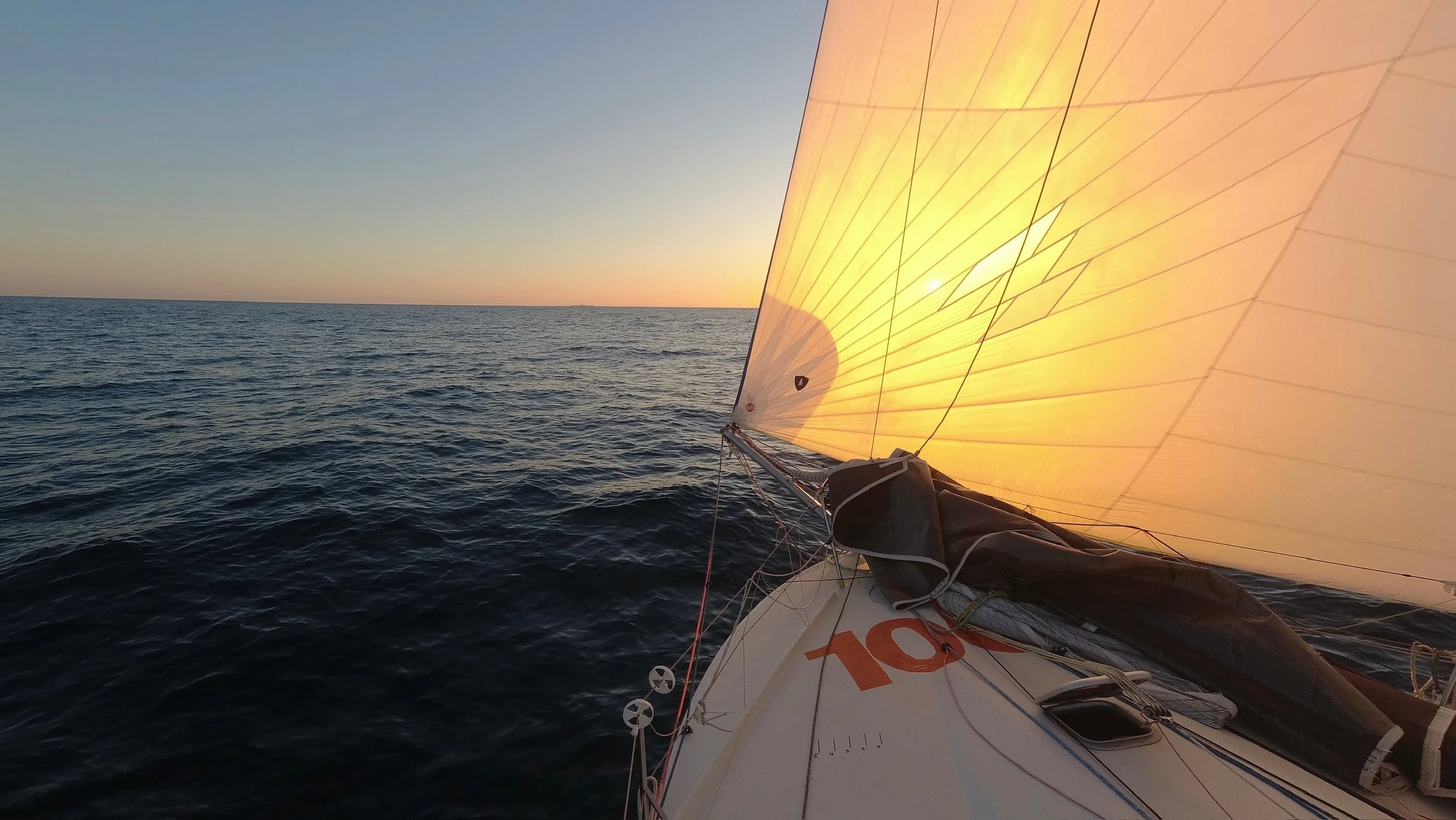 Segelboot auf dem Meer bei Sonnenuntergang