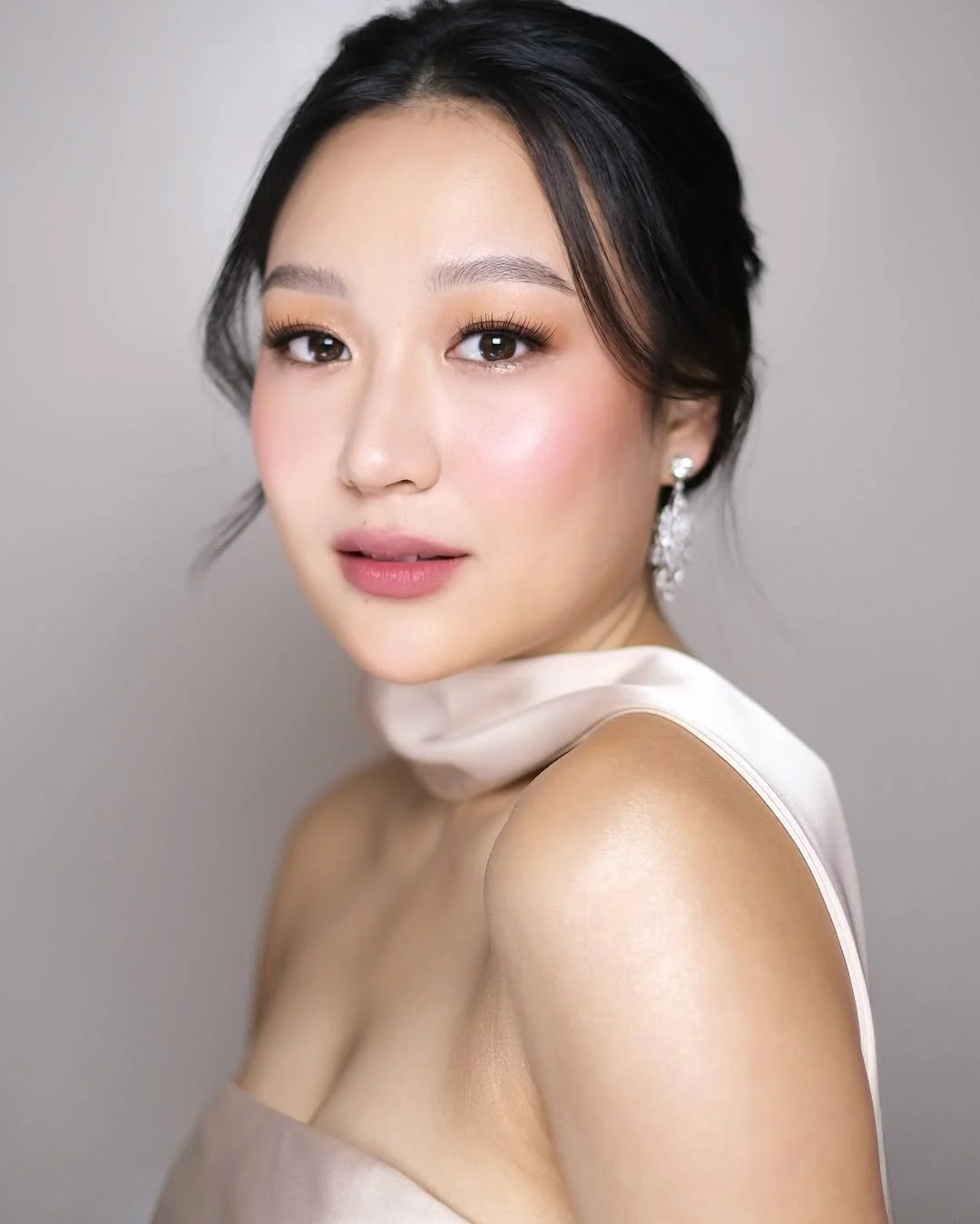 Beautiful @amandahao_ 🤍Makeup @jykaespinoza Hair @appletagudin Asst Ayesha#JykaEspinozaMakeup.jpg