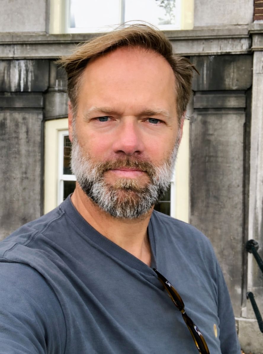 Alex van Straaten - Interim project manager, team lead and fractional executive driving creative leadership and growth for startups, scale-ups and brands orchestrating marketing, sales and digital in The Age of AI. On the streets of Amsterdam.