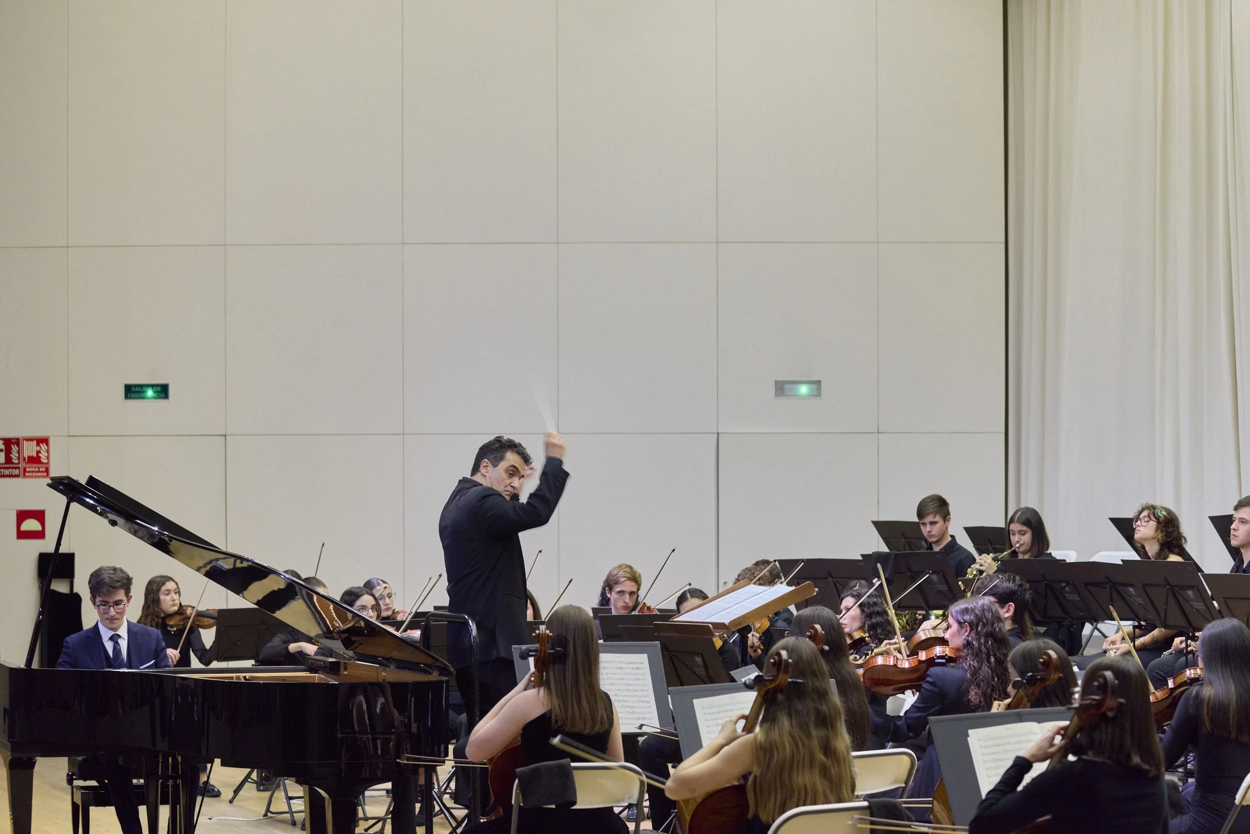 Concierto con maestro Gabriel Delgado y la Orquesta de la Universidad de Granada celebrado el 11 de diciembre de 2025, interpretando el concierto número 5 op. 73 de Beethoven.