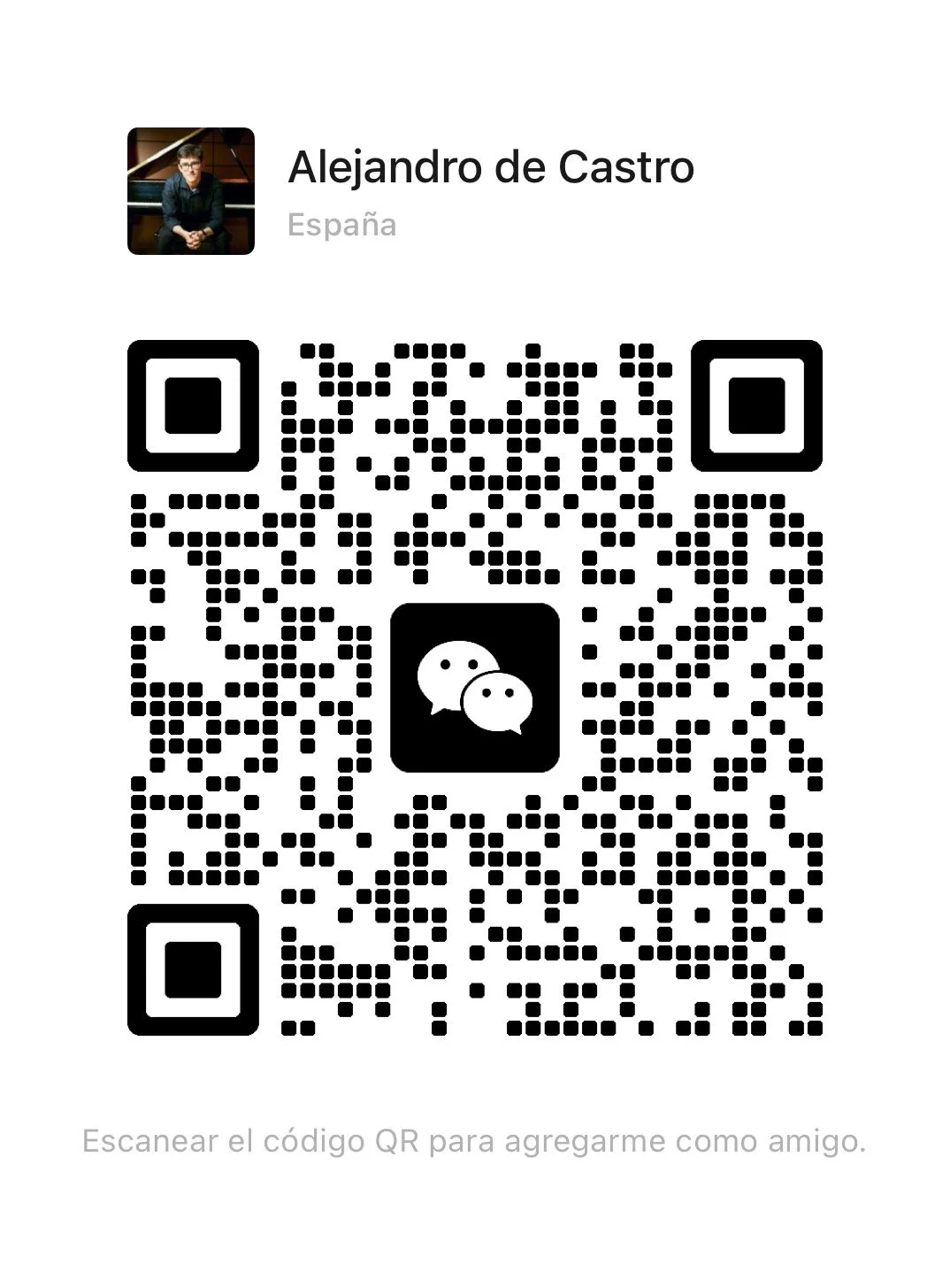 Código QR para agregar a contacto de Alejandro de Castro, originario de España, con un perfil que muestra a un hombre con gafas y vestimenta negra junto a un piano.