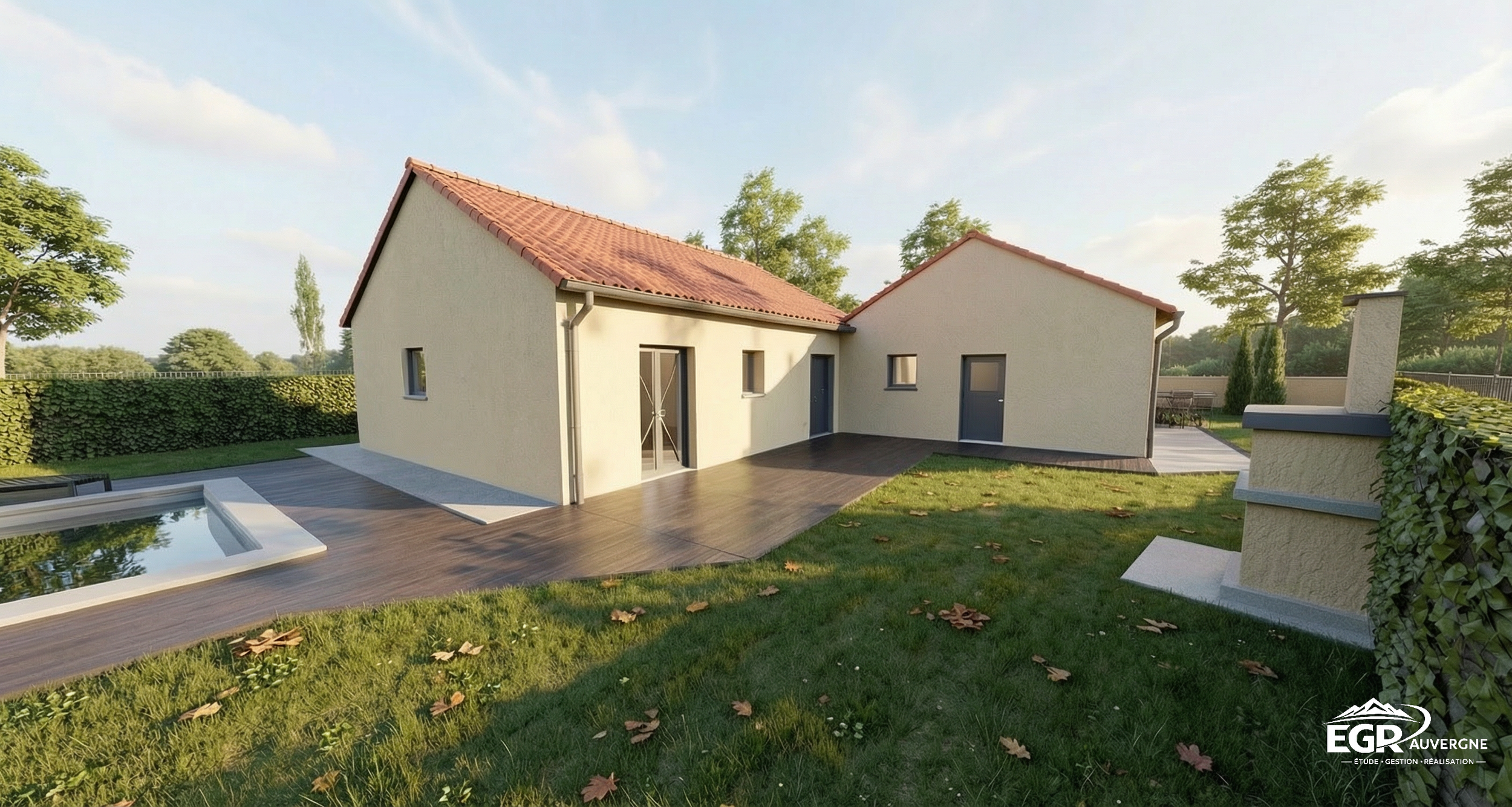 Vue du jardin avec maison moderne à deux sections, toit en tuiles rouges, terrasse en bois et piscine près de la maison, entouré d'une haie et d'arbres.