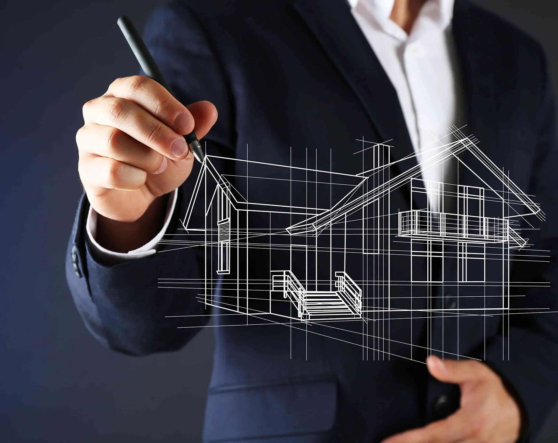 Un homme en costume dessine une maquette numérique d'une maison avec un stylo à l'aide d'une technologie de réalité augmentée ou de projection holographique.