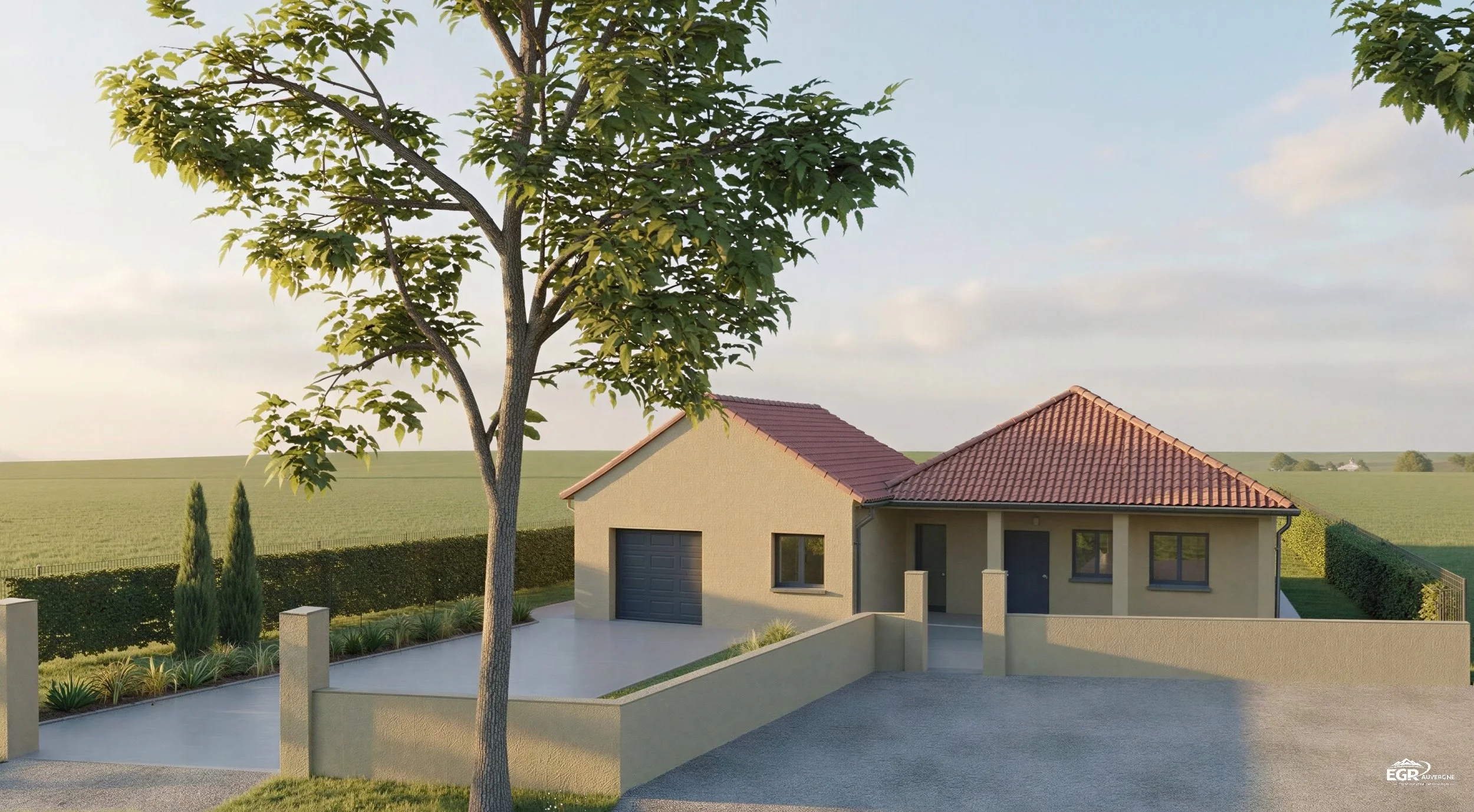 Modèle de maison individuelle avec cour, clôture, arbres et paysage rural en arrière-plan.