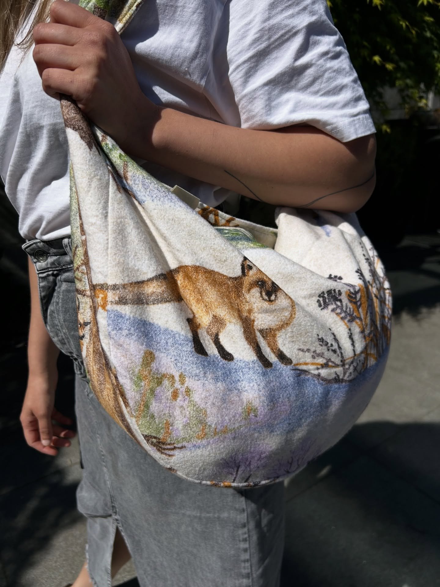 Wij kregen onlangs een nieuwe pup in huis en ik maakte een draagtas voor hem. 🐶 
Omdat ik de vorm van de tas zo fijn vond dragen maakte ik er nog enkele uit onder andere deze prachtige stofjes 😍

#handmade #slowfashion #makers