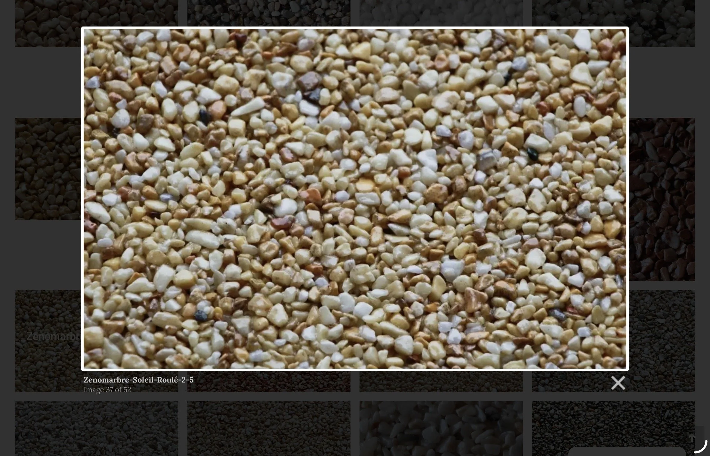 Gros plan de petites pierres ou grains de couleur beige, blanc, brune, avec quelques touches de noir.