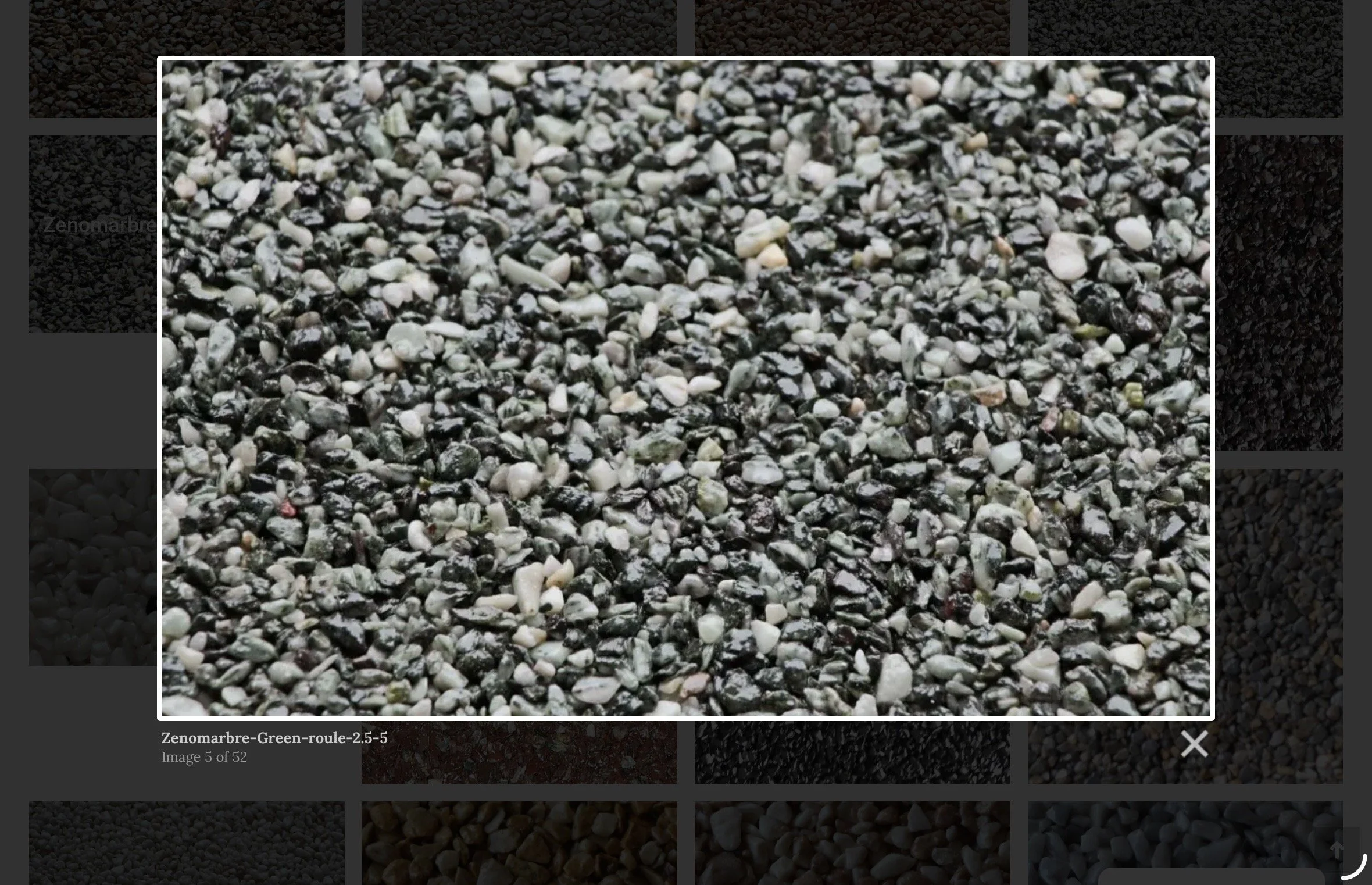 Gravier de couleur verte avec de petites pierres blanches et noires