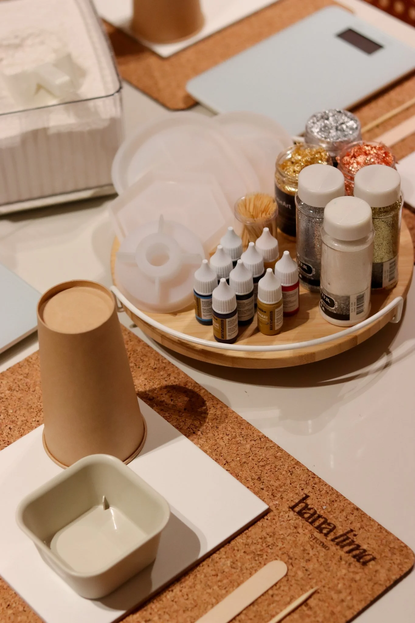 DIY Jesmonite Terrazzo im Workshop in Hamburg – bunte Farbchips werden angerührt, in Formen gegossen und zu modernen Untersetzern und Dekoelementen gestaltet