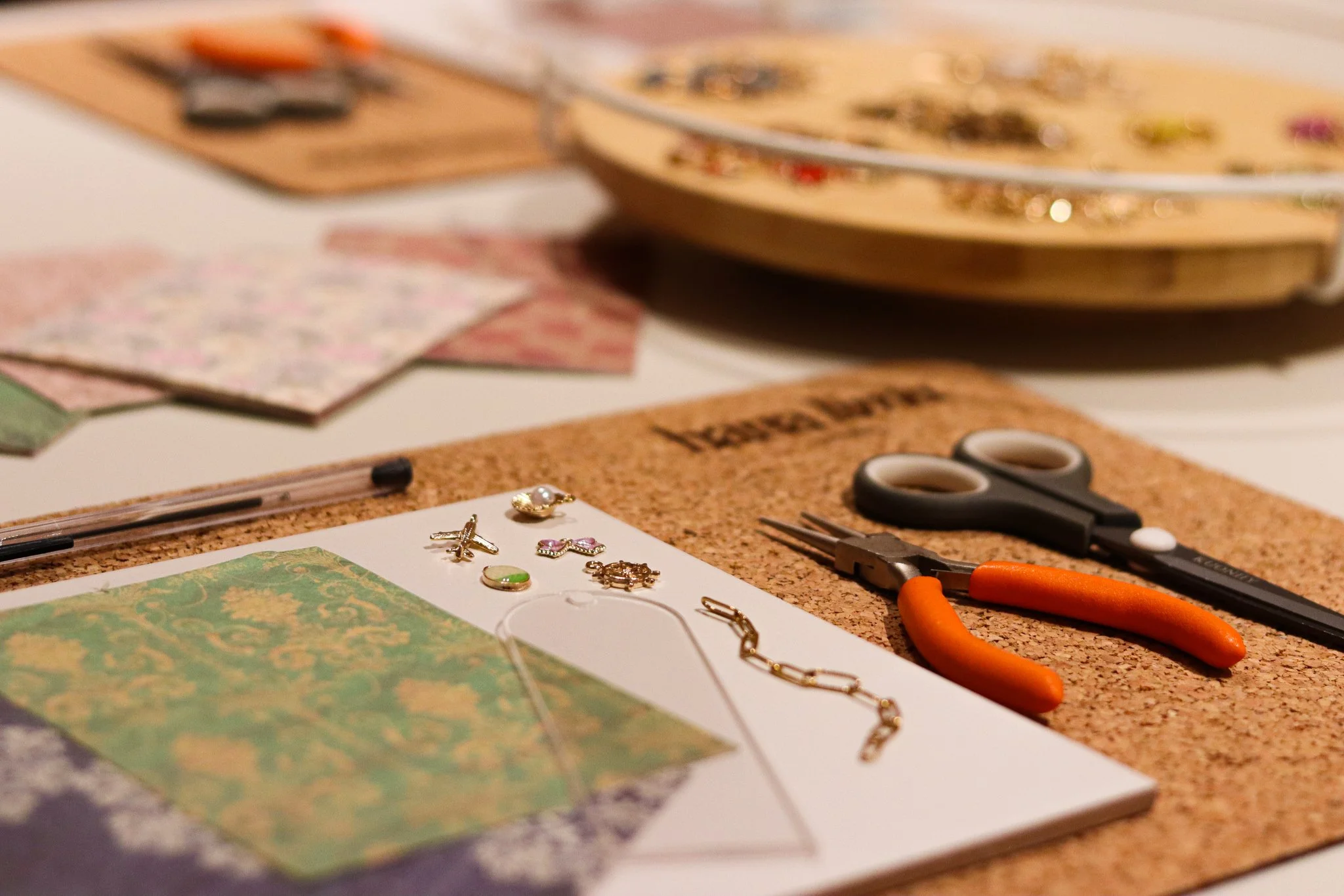 Acryl Lesezeichen Workshop in Hamburg: Teilnehmerinnen gestalten Lesezeichen mit buntem Papier und Charms und kreieren individuelle Designs im hana lima Kreativstudio