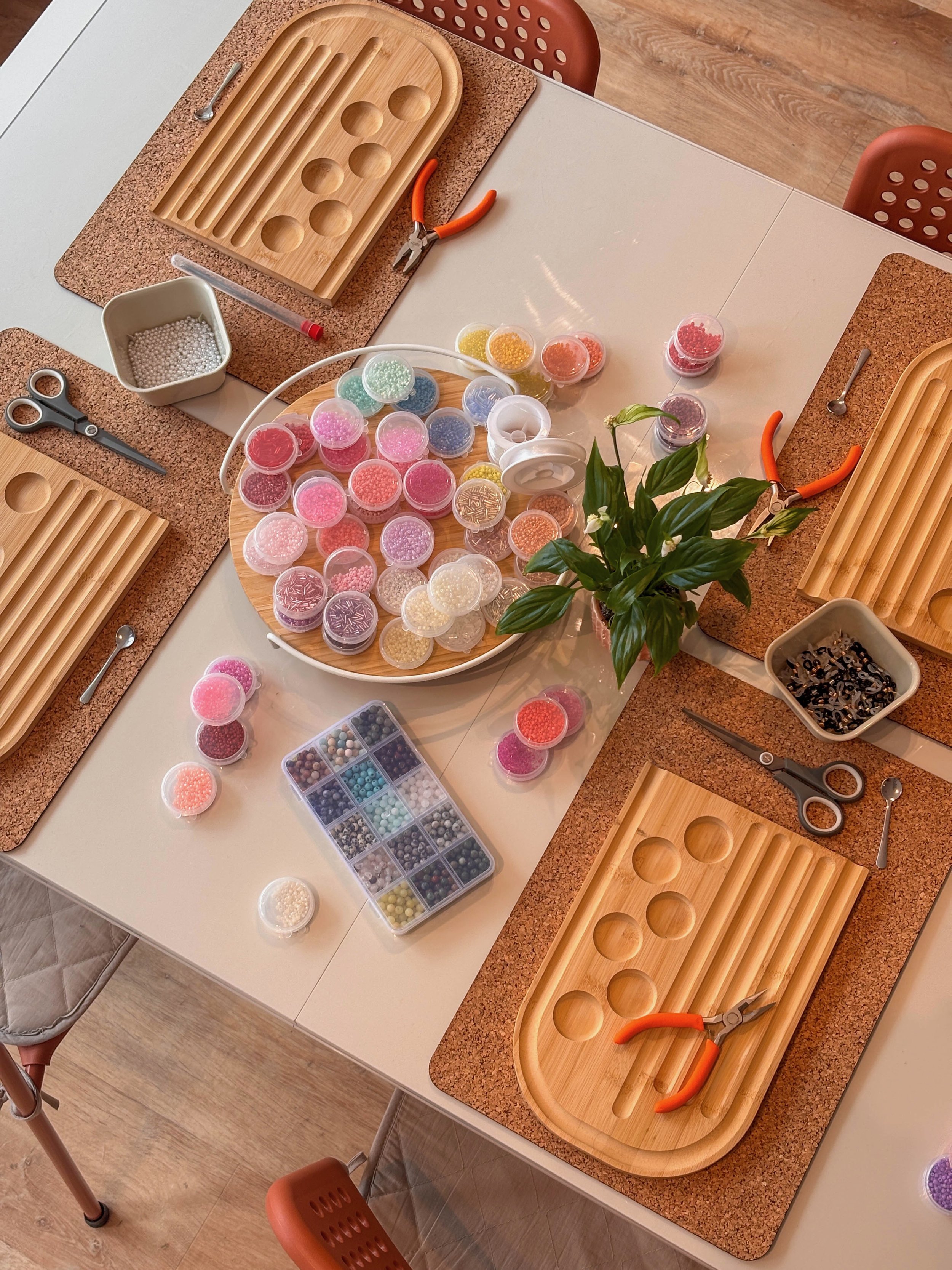 Große Auswahl an Perlen, Anhängern und Edelstahlverschlüssen im Perlenschmuck Workshop.