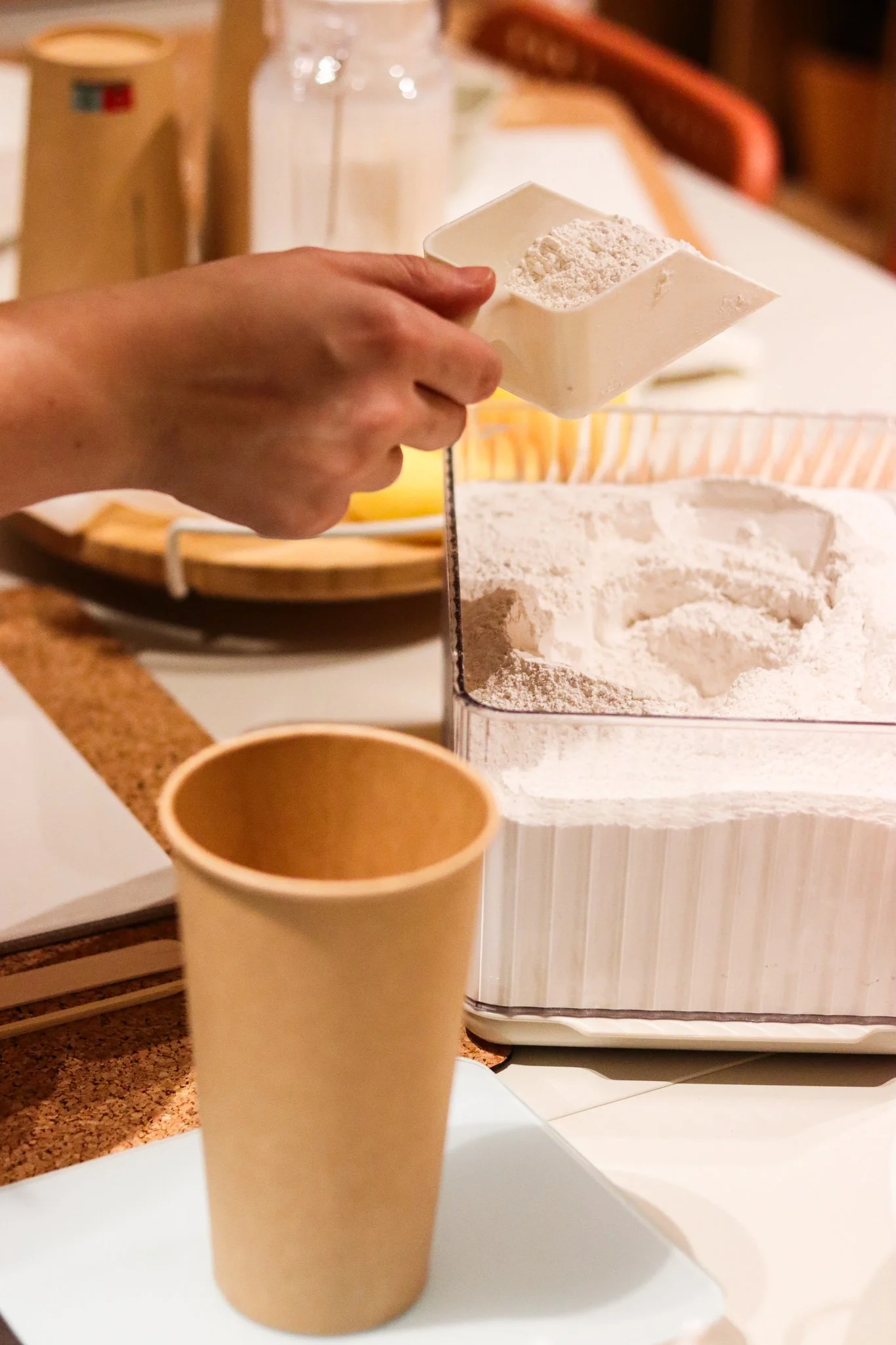 Jesmonite Workshop in Hamburg: Teilnehmerinnen gießen Untersetzer, Schalen und Kerzenhalter und gestalten individuelle Deko mit Farben und Effekten im hana lima Kreativstudio