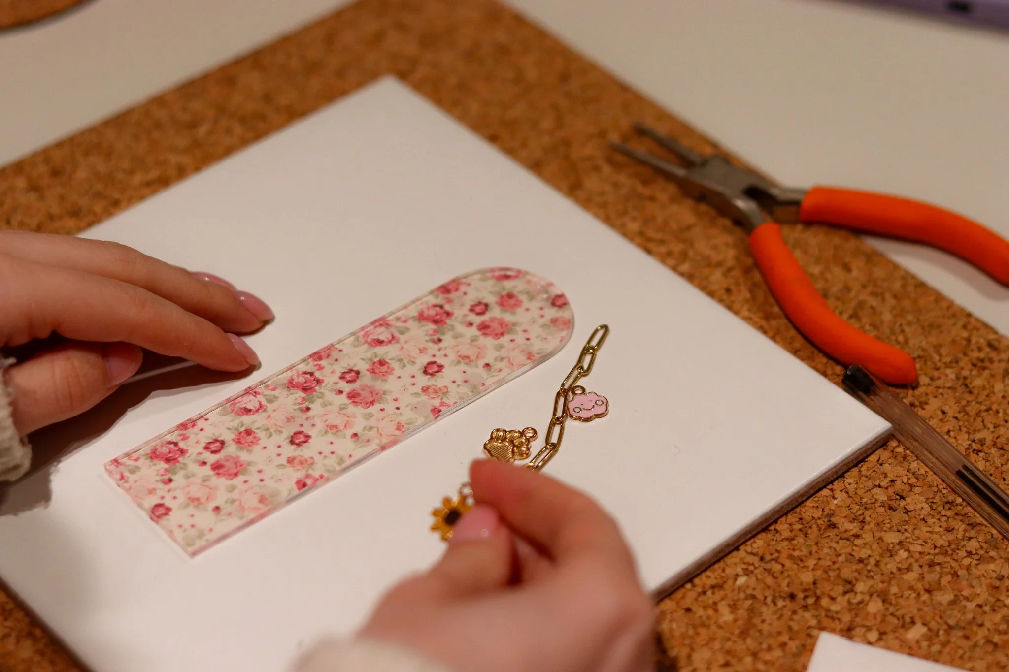 Acryl Lesezeichen Workshop in Hamburg: Teilnehmerinnen gestalten Lesezeichen mit buntem Papier und Charms und kreieren individuelle Designs im hana lima Kreativstudio