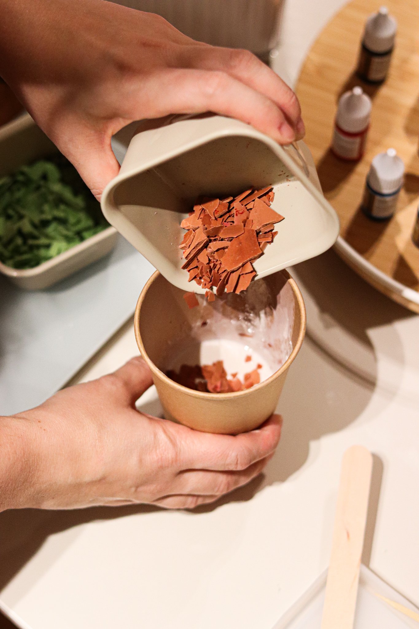 DIY Jesmonite Terrazzo im Workshop in Hamburg – bunte Farbchips werden angerührt, in Formen gegossen und zu modernen Untersetzern und Dekoelementen gestaltet