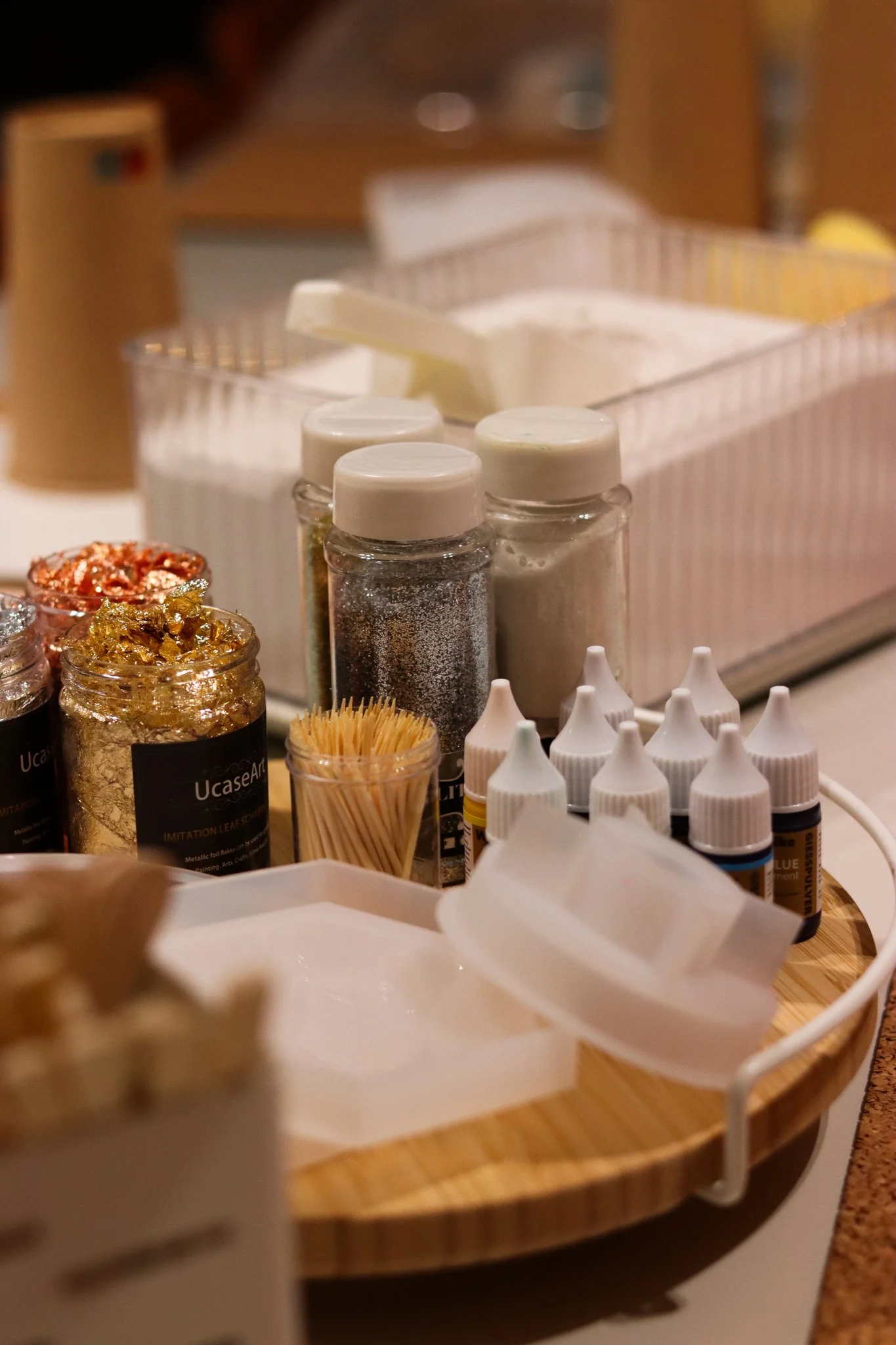 DIY Jesmonite Terrazzo im Workshop in Hamburg – bunte Farbchips werden angerührt, in Formen gegossen und zu modernen Untersetzern und Dekoelementen gestaltet