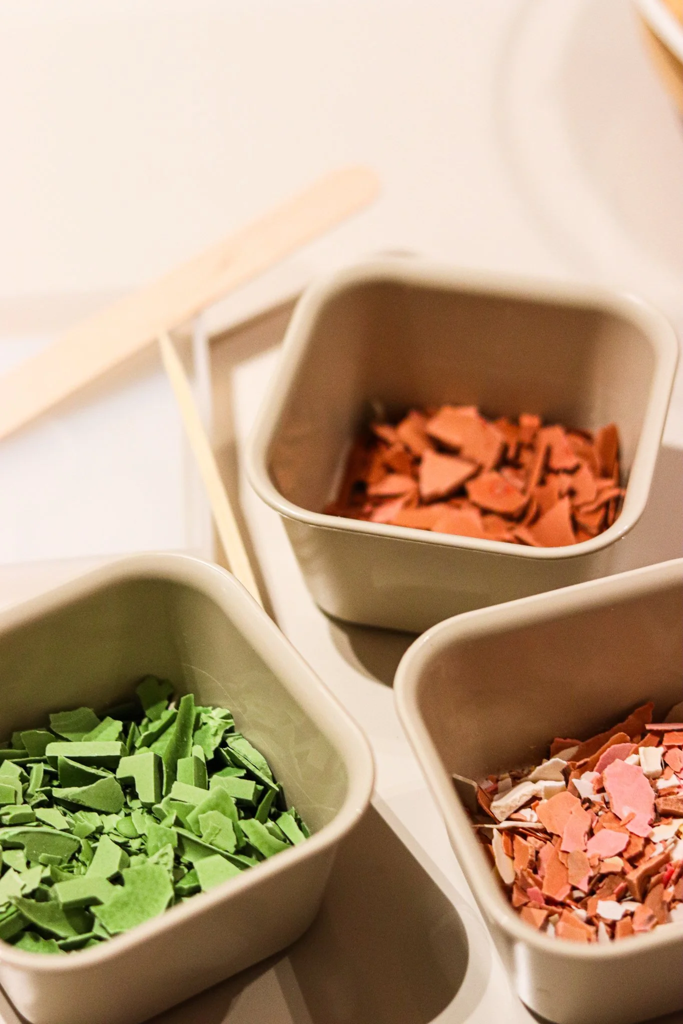 DIY Jesmonite Terrazzo im Workshop in Hamburg – bunte Farbchips werden angerührt, in Formen gegossen und zu modernen Untersetzern und Dekoelementen gestaltet