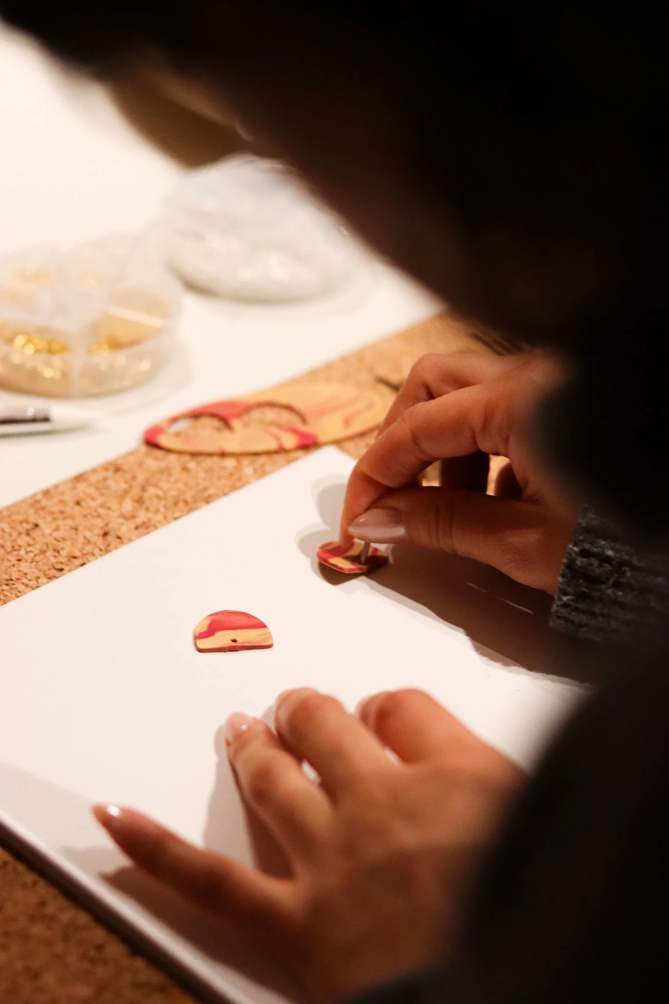 Polymer Clay Workshop in Hamburg: Teilnehmerinnen formen und gestalten Ohrringe und Magnete aus bunter Modelliermasse im hana lima Kreativstudio