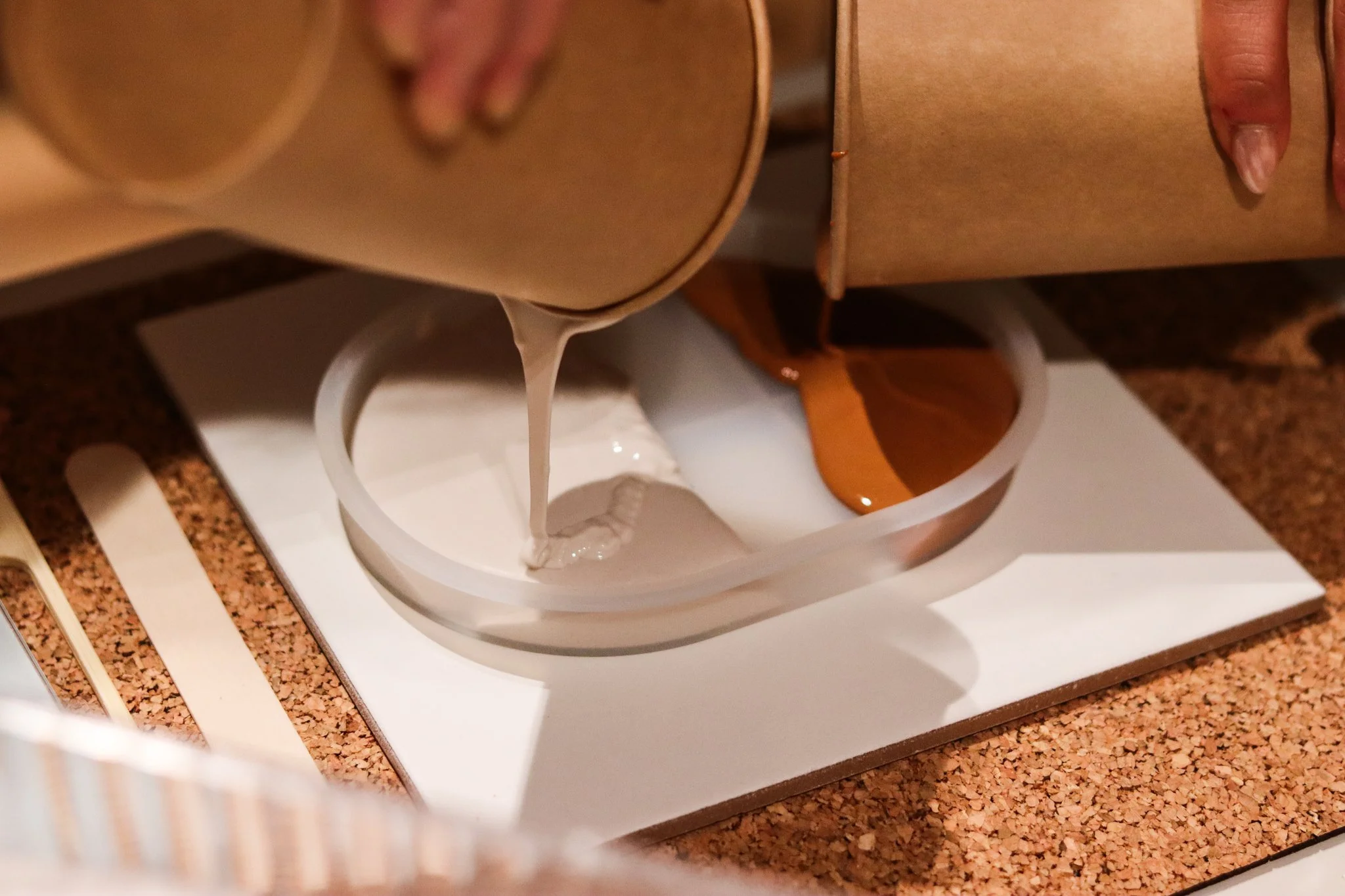 Jesmonite Workshop in Hamburg: Teilnehmerinnen gießen Untersetzer, Schalen und Kerzenhalter und gestalten individuelle Deko mit Farben und Effekten im hana lima Kreativstudio