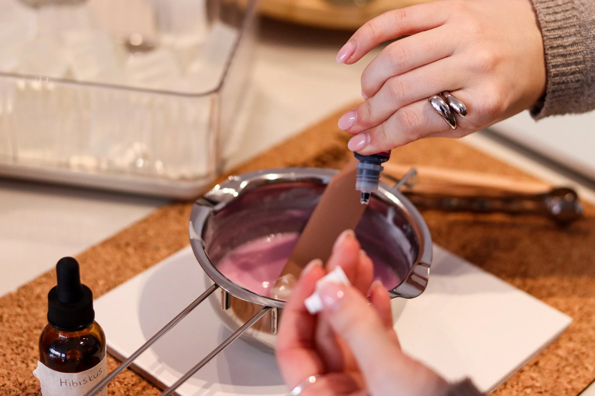 Seife selber machen im Workshop in Hamburg: Rohseife wird geschmolzen, mit Düften und Farben verfeinert und zu handgemachten Seifen gestaltet