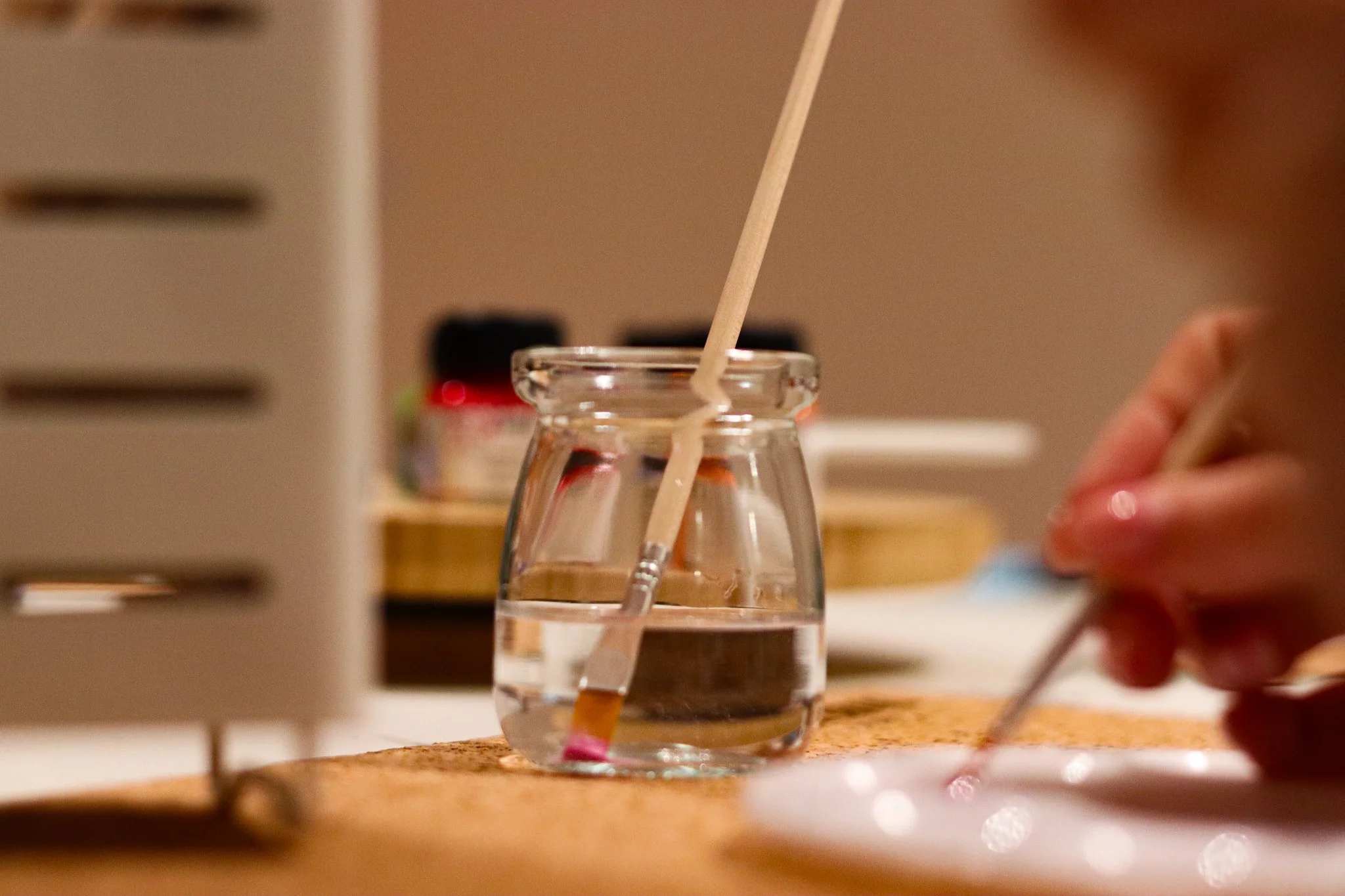 Glas bemalen Workshop in Hamburg: Teilnehmerinnen gestalten Trinkgläser und Vasen mit Acrylstiften und individuellen Designs im hana lima Kreativstudio