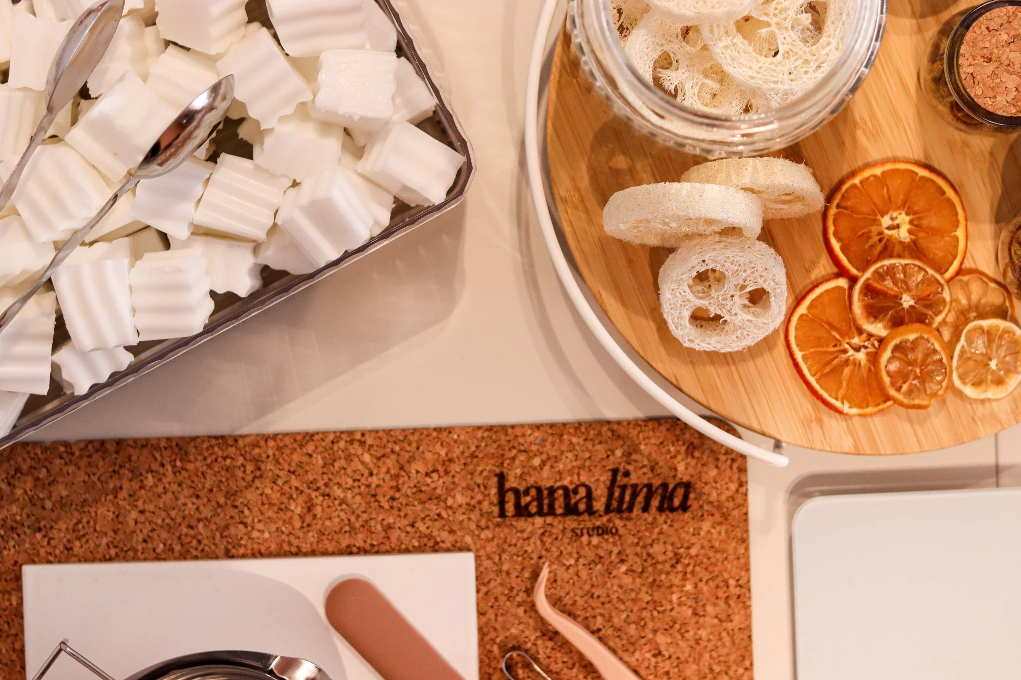 Seife selber machen im Workshop in Hamburg: Rohseife wird geschmolzen, mit Düften und Farben verfeinert und zu handgemachten Seifen gestaltet