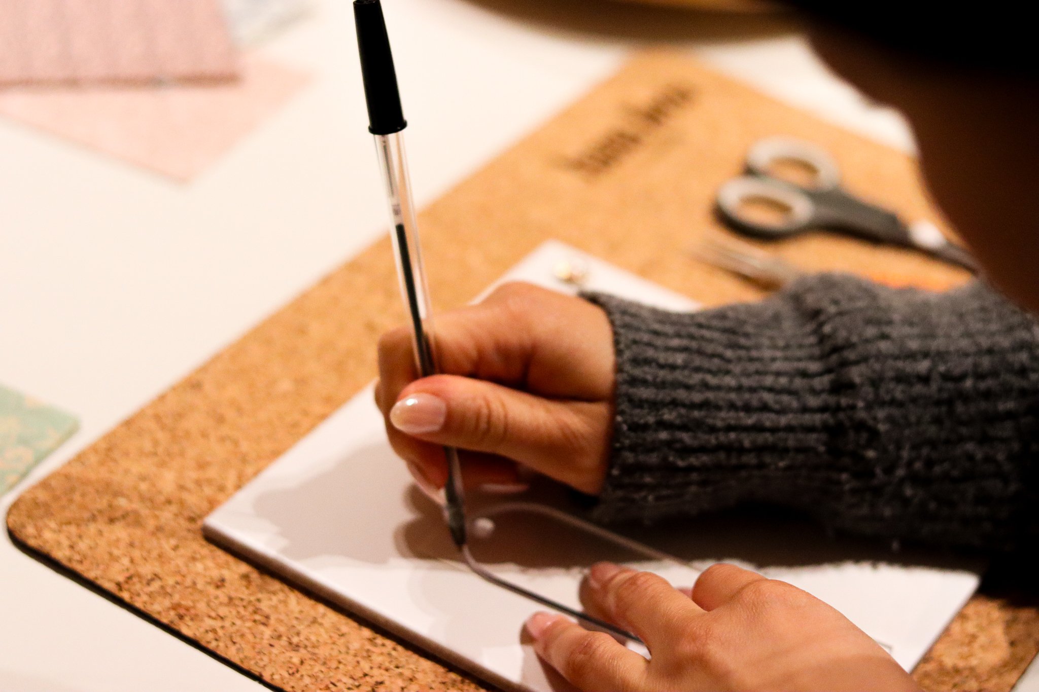 Acryl Lesezeichen Workshop in Hamburg: Teilnehmerinnen gestalten Lesezeichen mit buntem Papier und Charms und kreieren individuelle Designs im hana lima Kreativstudio