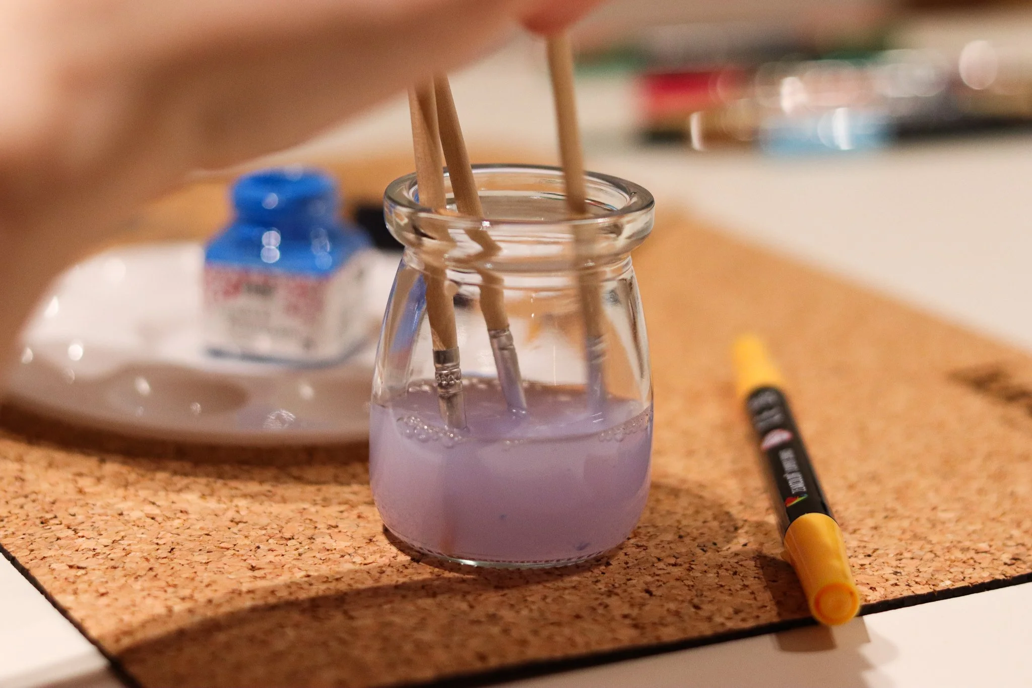 Glas bemalen Workshop in Hamburg: Teilnehmerinnen gestalten Trinkgläser und Vasen mit Acrylstiften und individuellen Designs im hana lima Kreativstudio