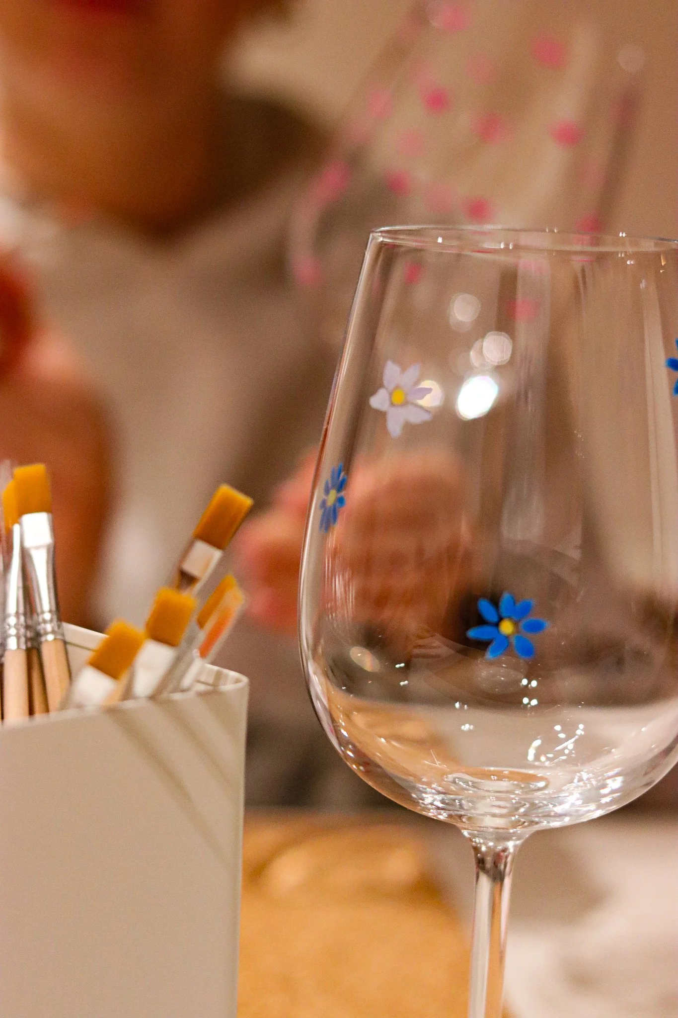 Glas bemalen Workshop in Hamburg: Teilnehmerinnen gestalten Trinkgläser und Vasen mit Acrylstiften und individuellen Designs im hana lima Kreativstudio