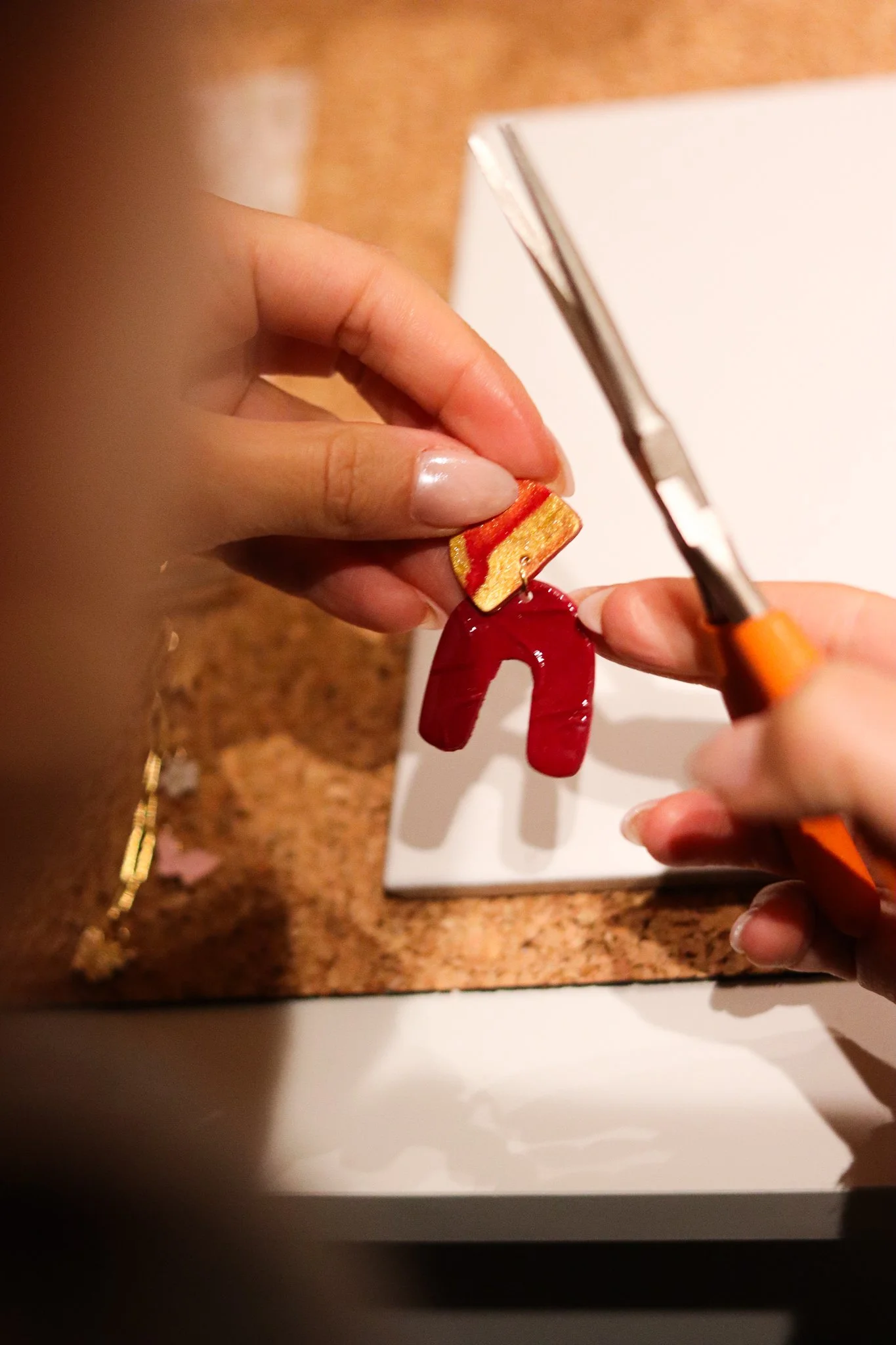 Polymer Clay Workshop in Hamburg: Teilnehmerinnen formen und gestalten Ohrringe und Magnete aus bunter Modelliermasse im hana lima Kreativstudio