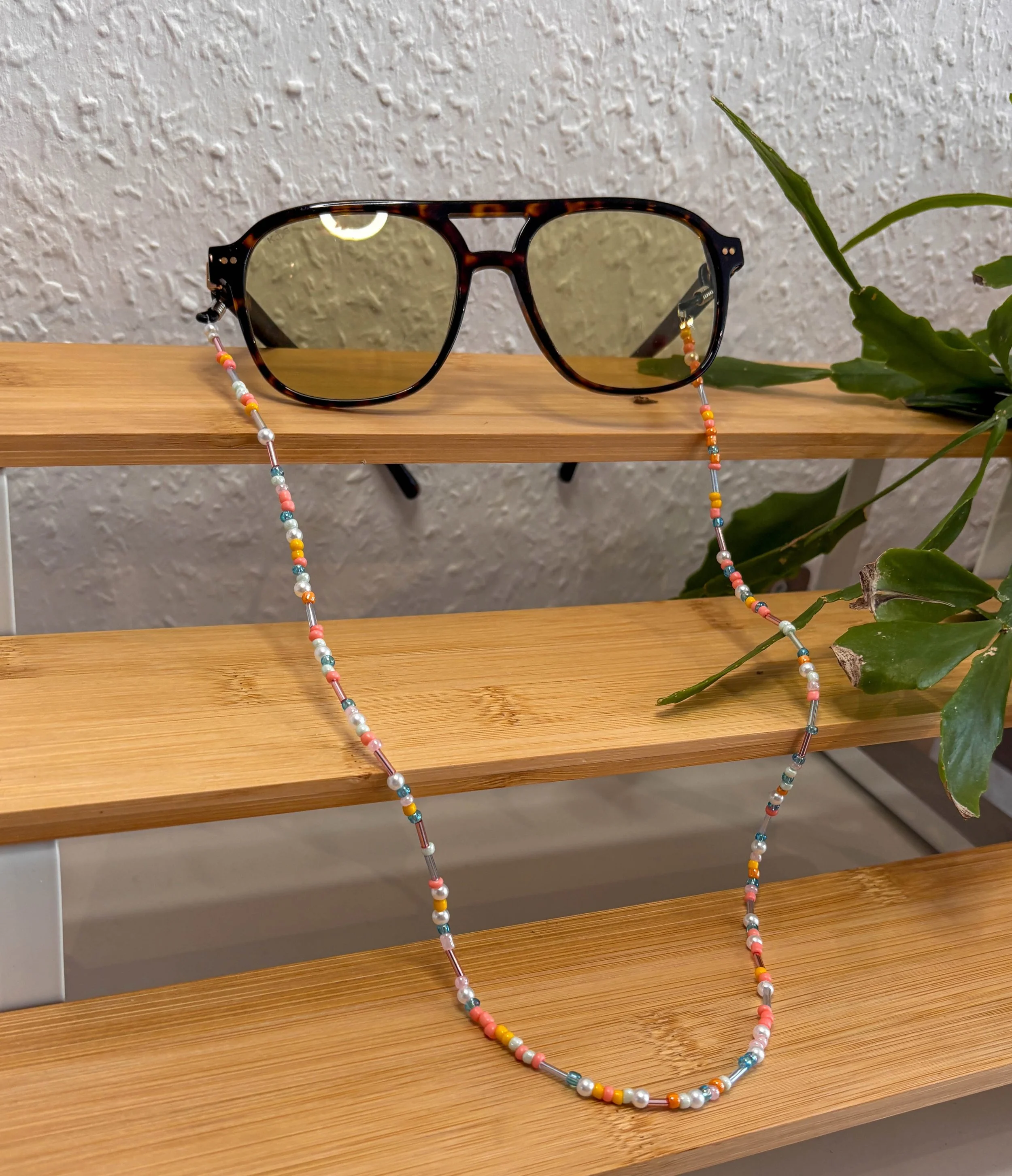 Selbst gestaltete Brillennkette aus dem Perlenschmuck Workshop bei hana lima in Hamburg.