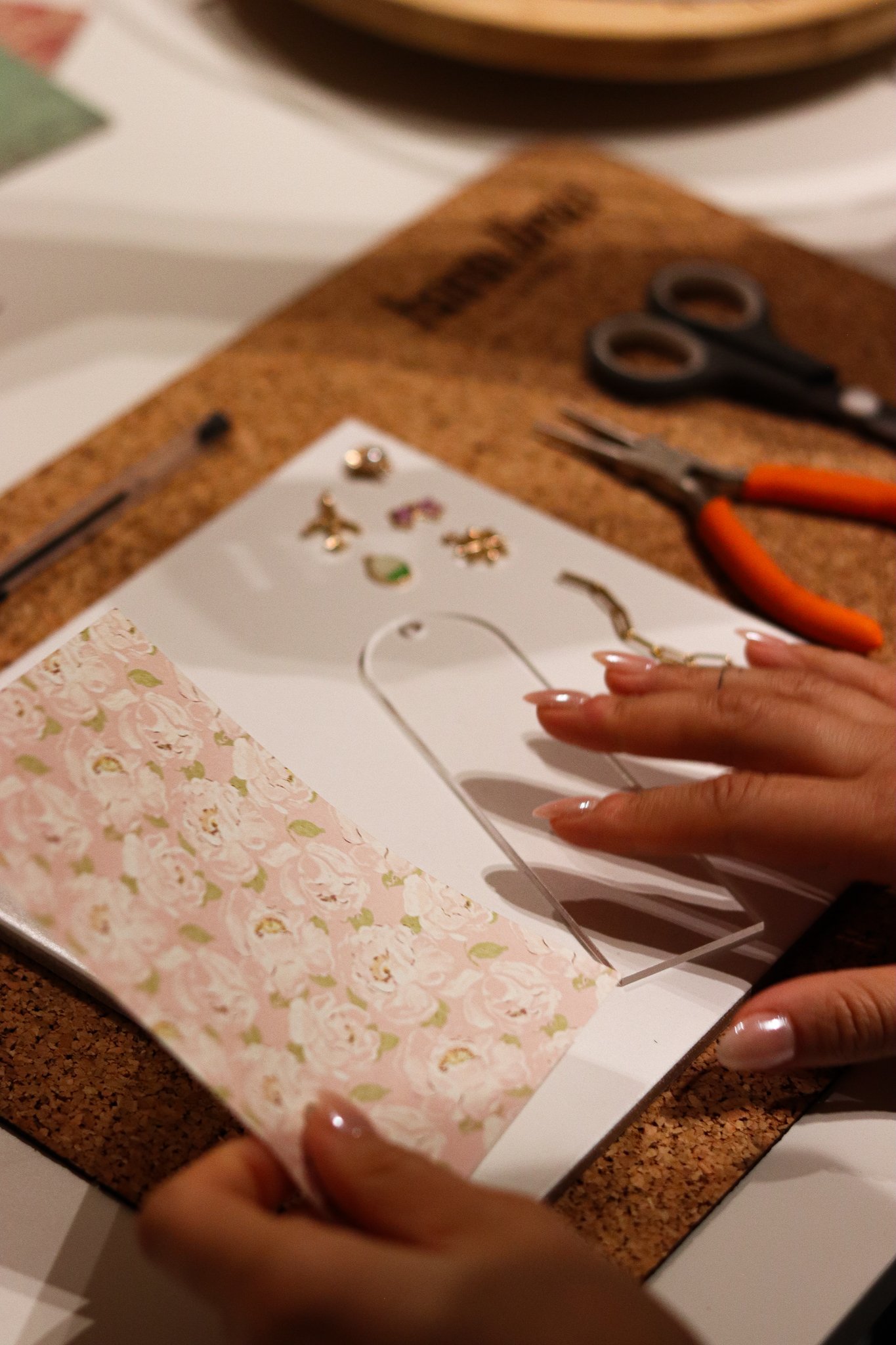 Acryl Lesezeichen Workshop in Hamburg: Teilnehmerinnen gestalten Lesezeichen mit buntem Papier und Charms und kreieren individuelle Designs im hana lima Kreativstudio