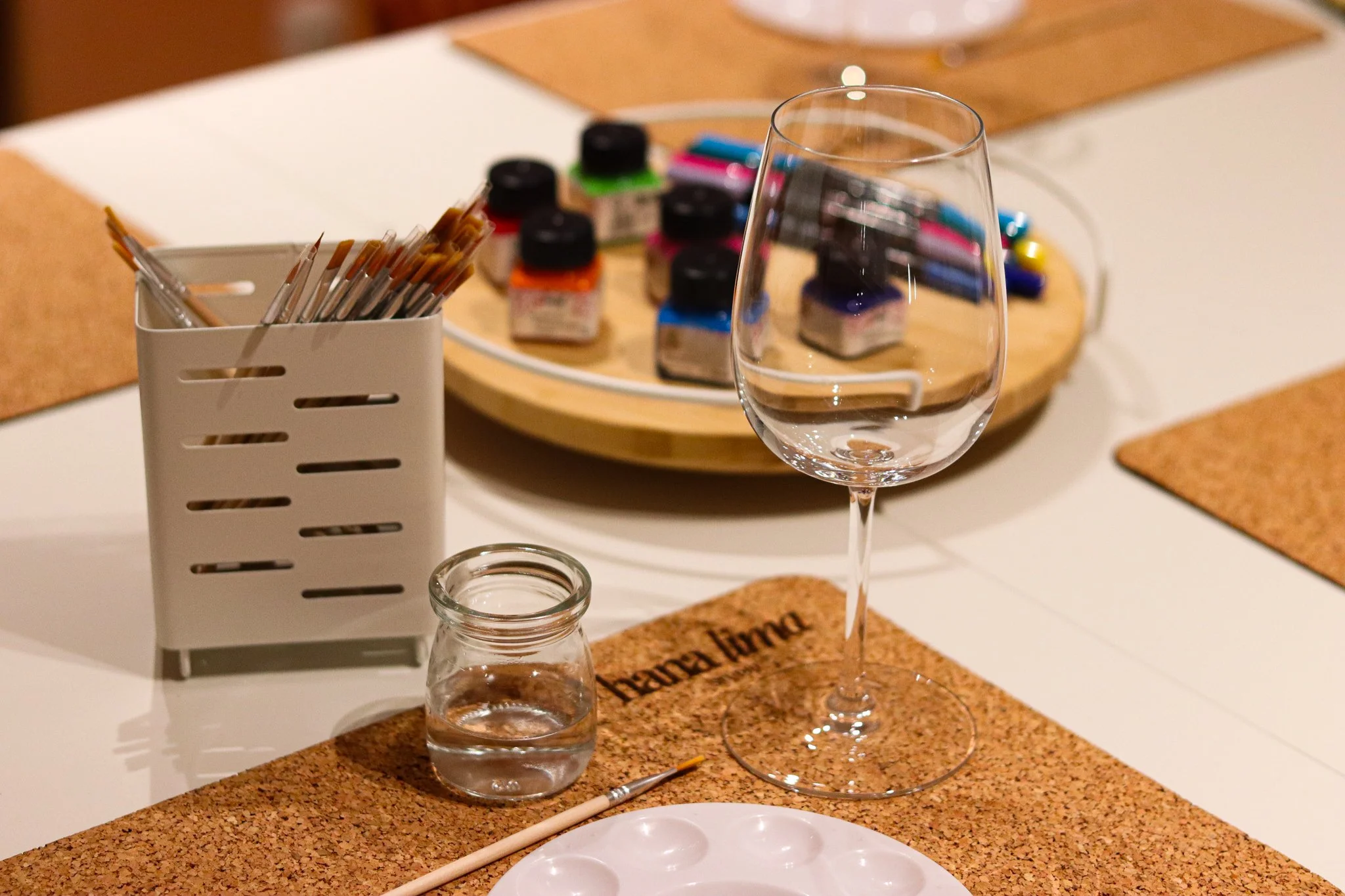 Glas bemalen Workshop in Hamburg: Teilnehmerinnen gestalten Trinkgläser und Vasen mit Acrylstiften und individuellen Designs im hana lima Kreativstudio