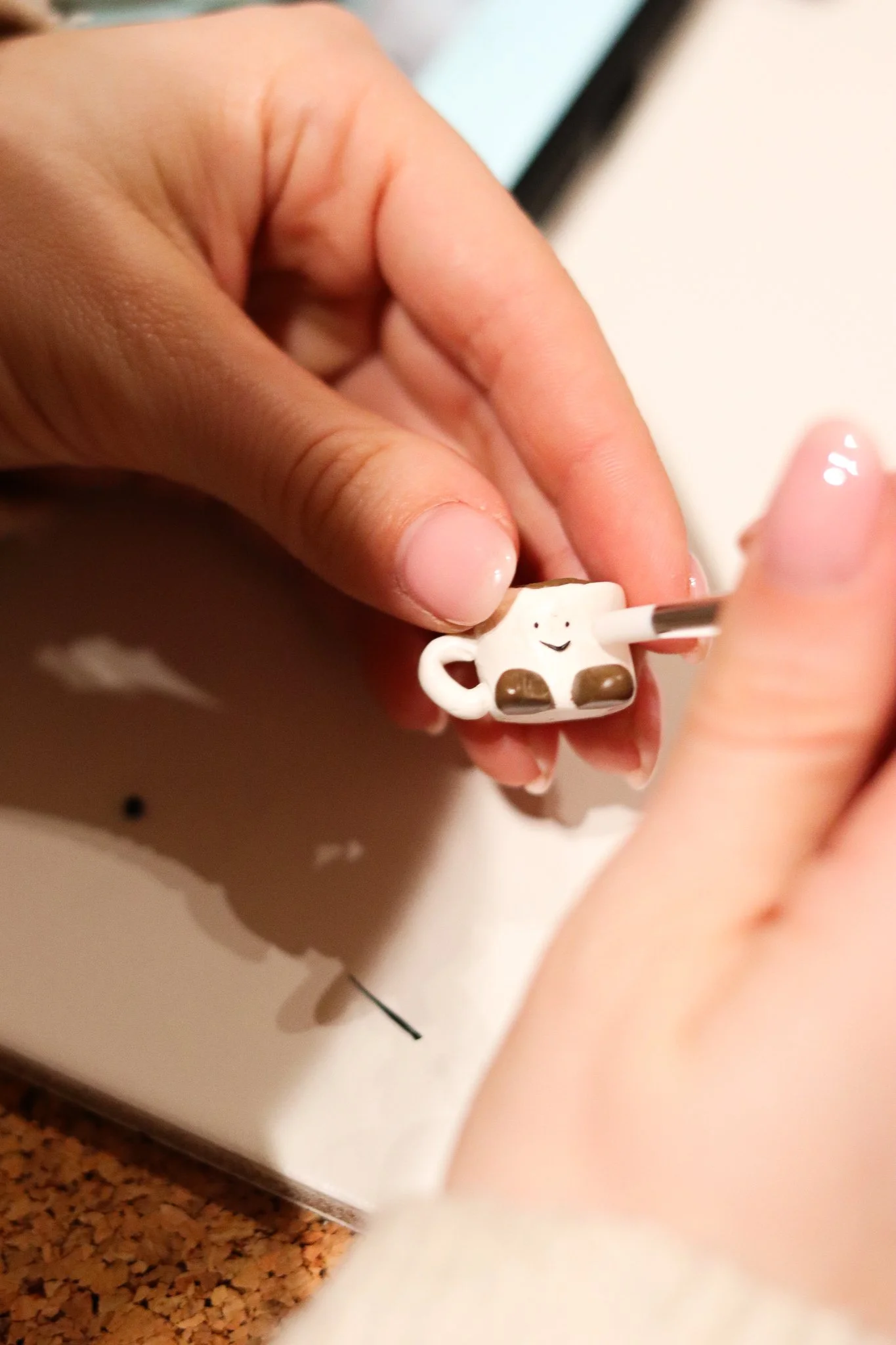 Polymer Clay Workshop in Hamburg: Teilnehmerinnen formen und gestalten Ohrringe und Magnete aus bunter Modelliermasse im hana lima Kreativstudio