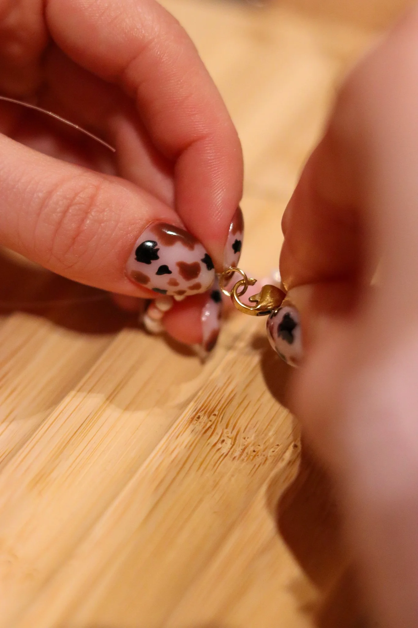 Perlenschmuck Workshop in Hamburg: Teilnehmerinnen gestalten Armbänder und Ketten aus bunten Perlen im hana lima Kreativstudio