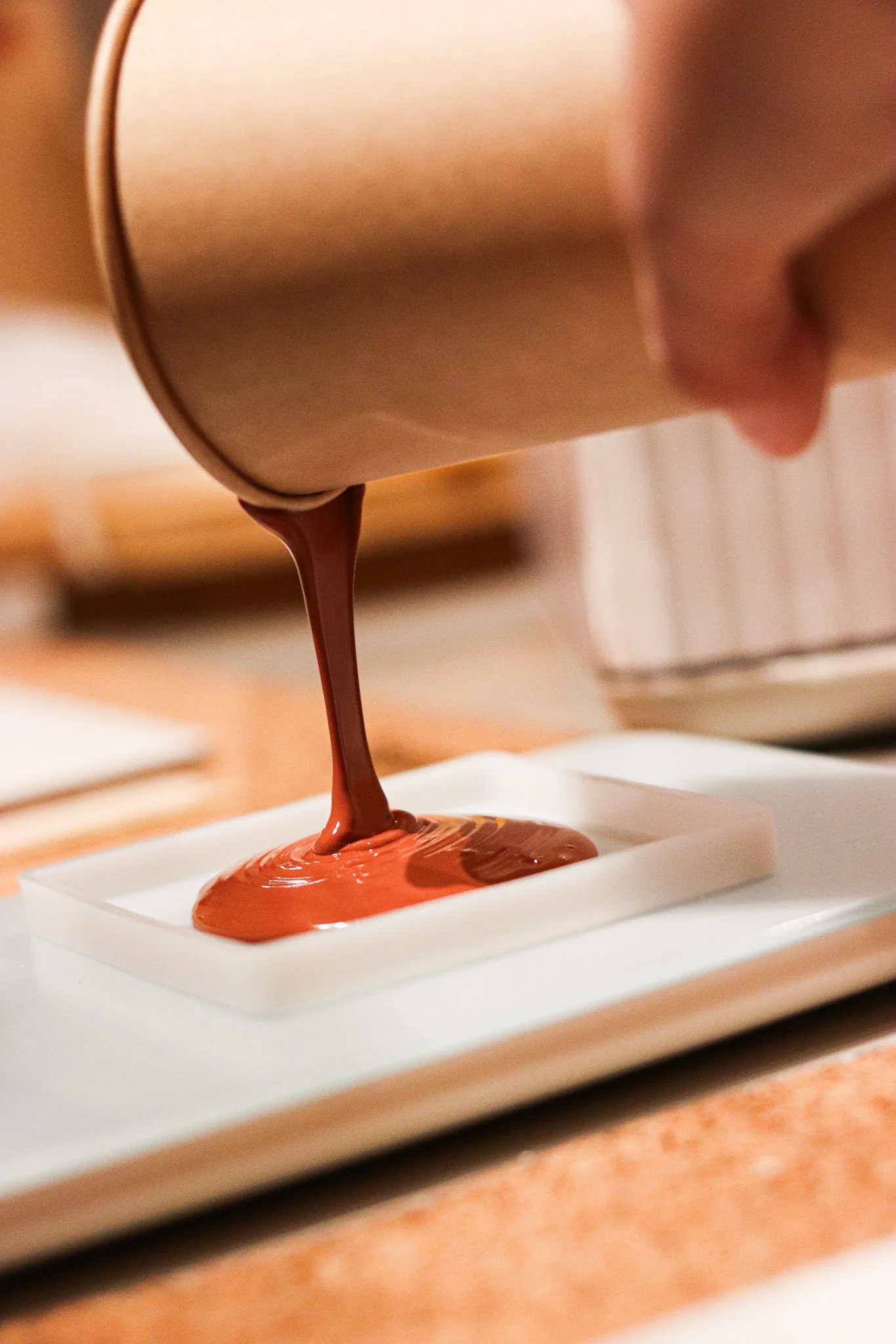 Jesmonite Workshop in Hamburg: Teilnehmerinnen gießen Untersetzer, Schalen und Kerzenhalter und gestalten individuelle Deko mit Farben und Effekten im hana lima Kreativstudio