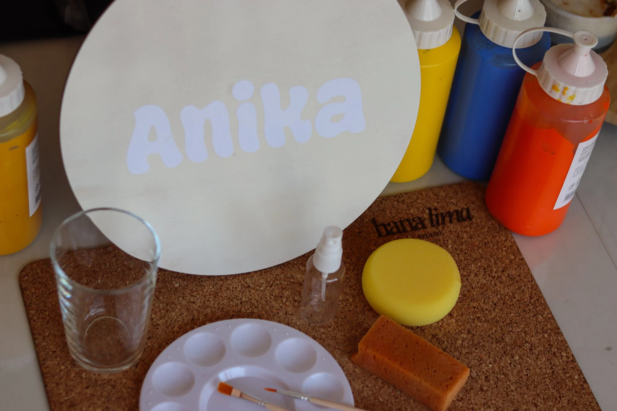 Kind gestaltet ein individuelles Namensschild aus Holz mit Acrylfarben im Kreativkurs von hana lima Studio in Hamburg.jpg