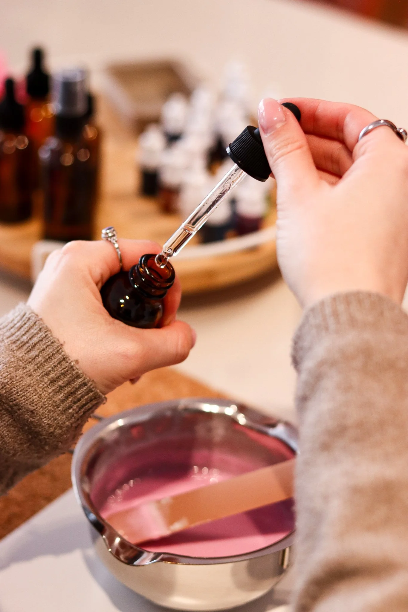 Seife selber machen im Workshop in Hamburg: Rohseife wird geschmolzen, mit Düften und Farben verfeinert und zu handgemachten Seifen gestaltet